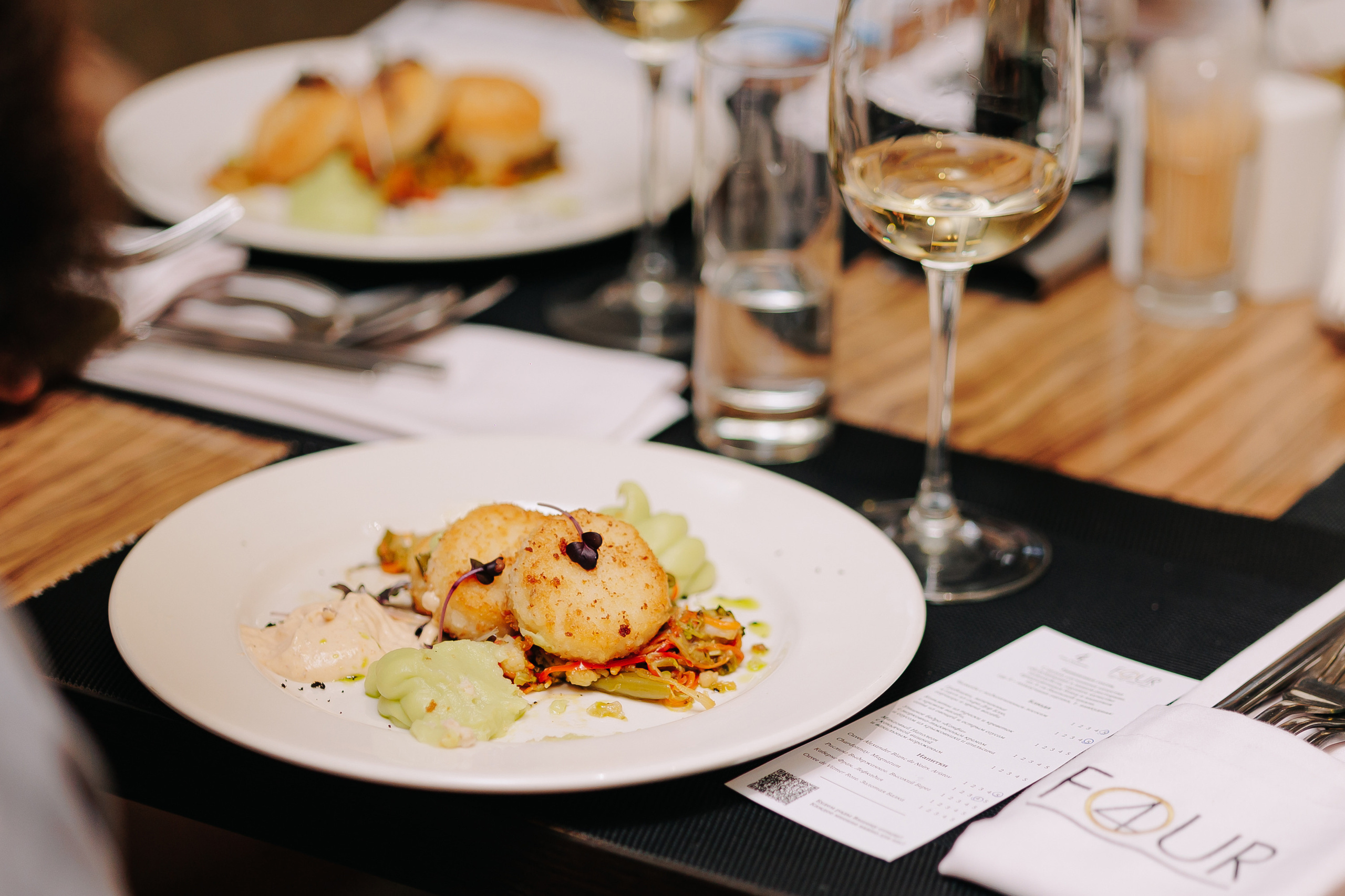 Гастроужин в ресторане FOUR с Денисом Кондратенко. Фото и видео контент за одну съемку — Веретенников Егор