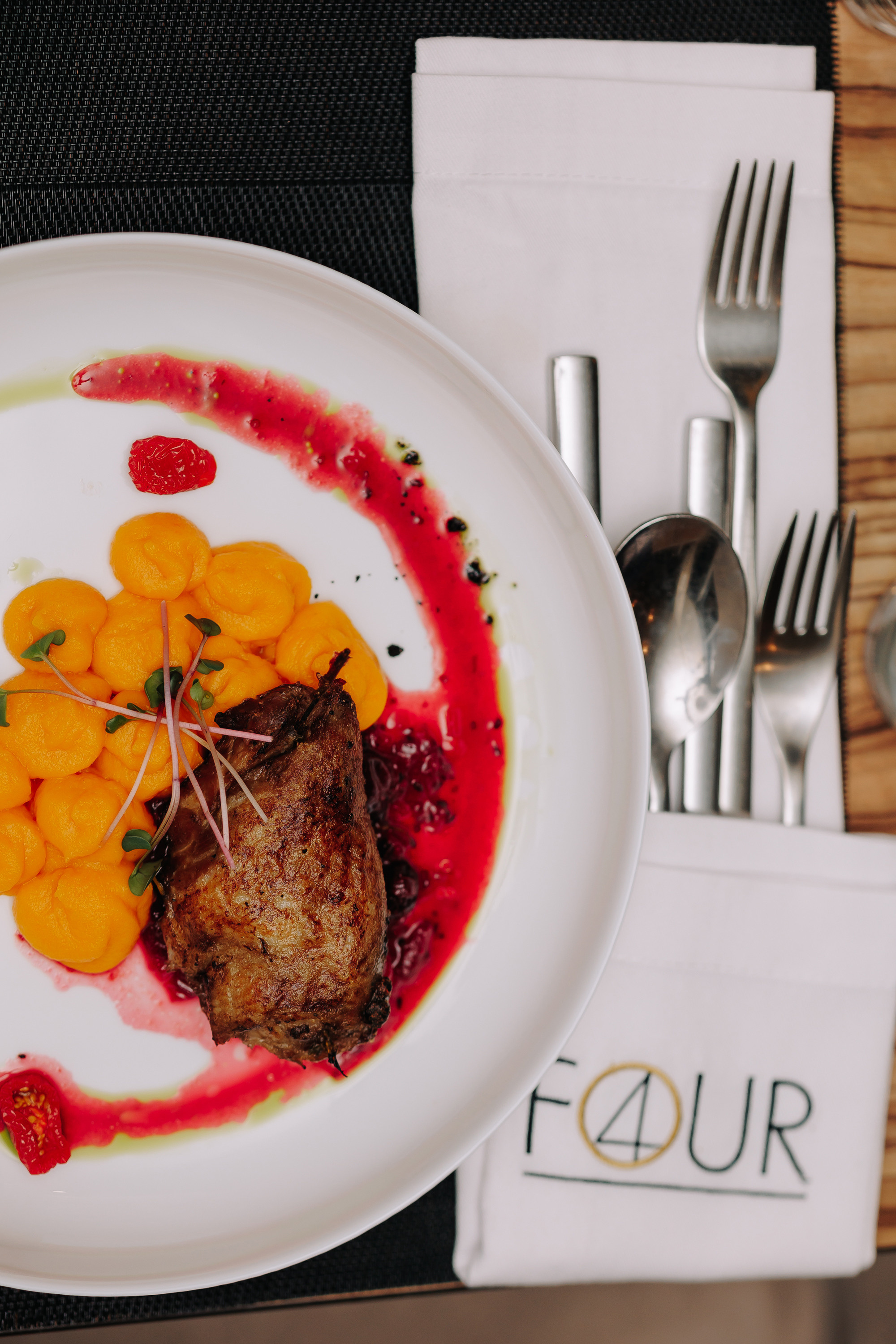 Гастроужин в ресторане FOUR с Денисом Кондратенко. Фото и видео контент за одну съемку — Веретенников Егор