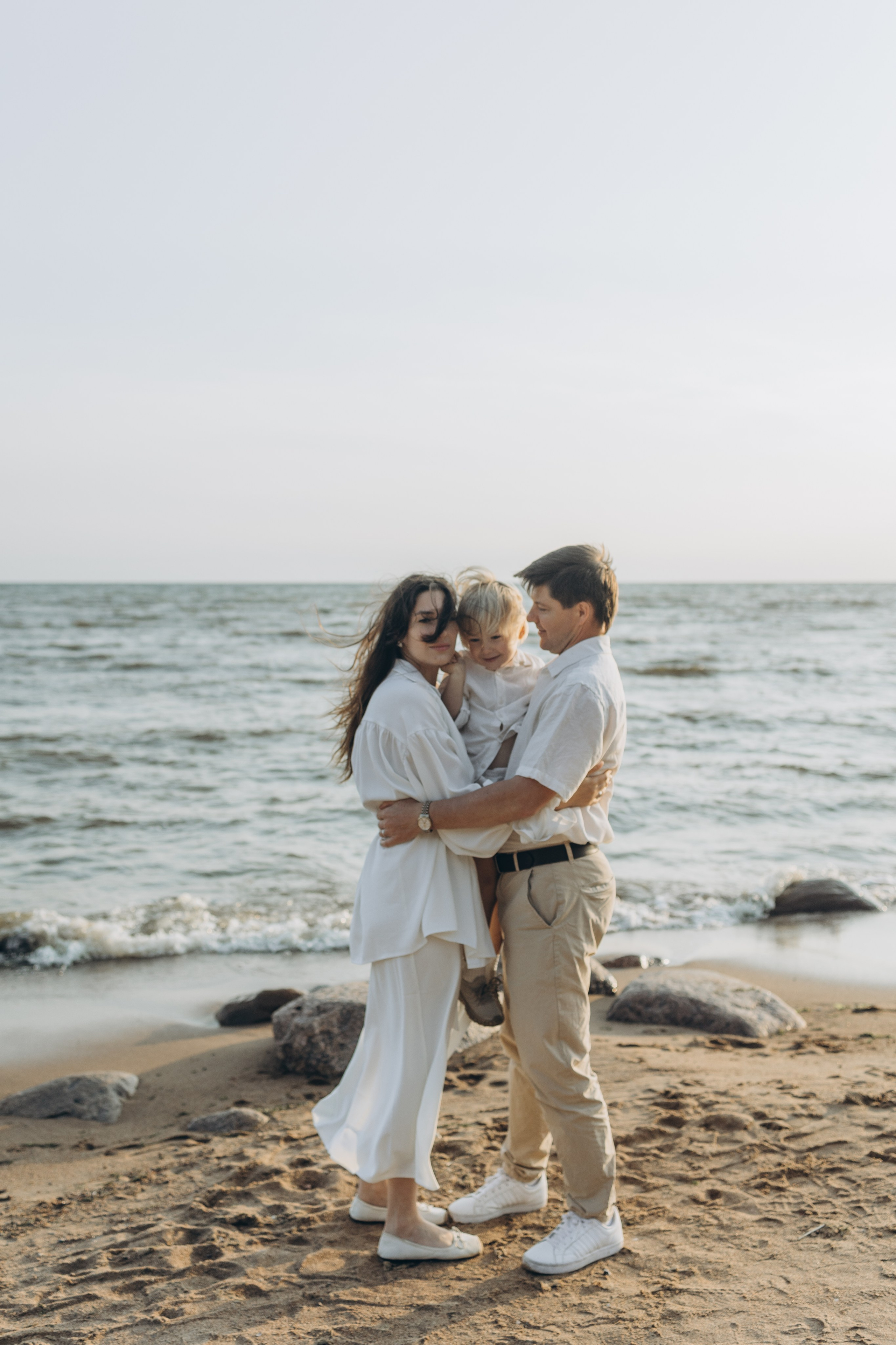 Эмилия, Дмитрий и Демид на Финском заливе. Семейный фотограф в Москве Виктория Ястребинская