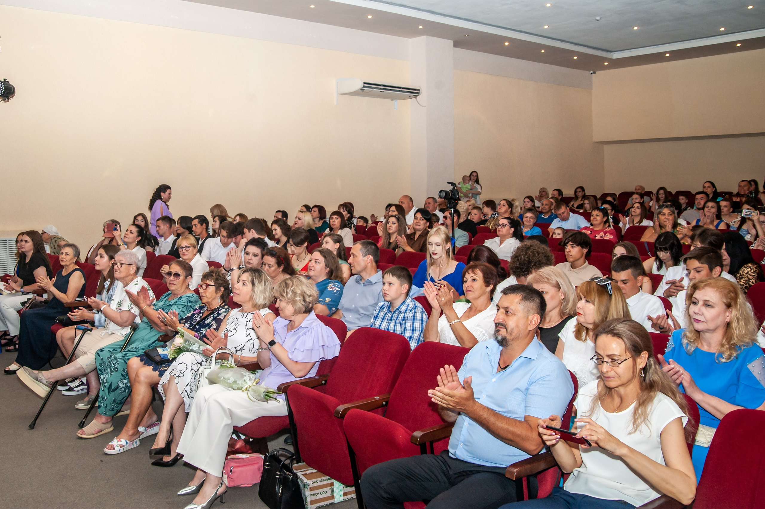 Выпускной МАОУ СОШ № 17 им. Эдуарда Есаяна. Свадебный и семейный фотограф Денис Лукьянов в Краснодаре, Краснодарском крае и Республике Крым