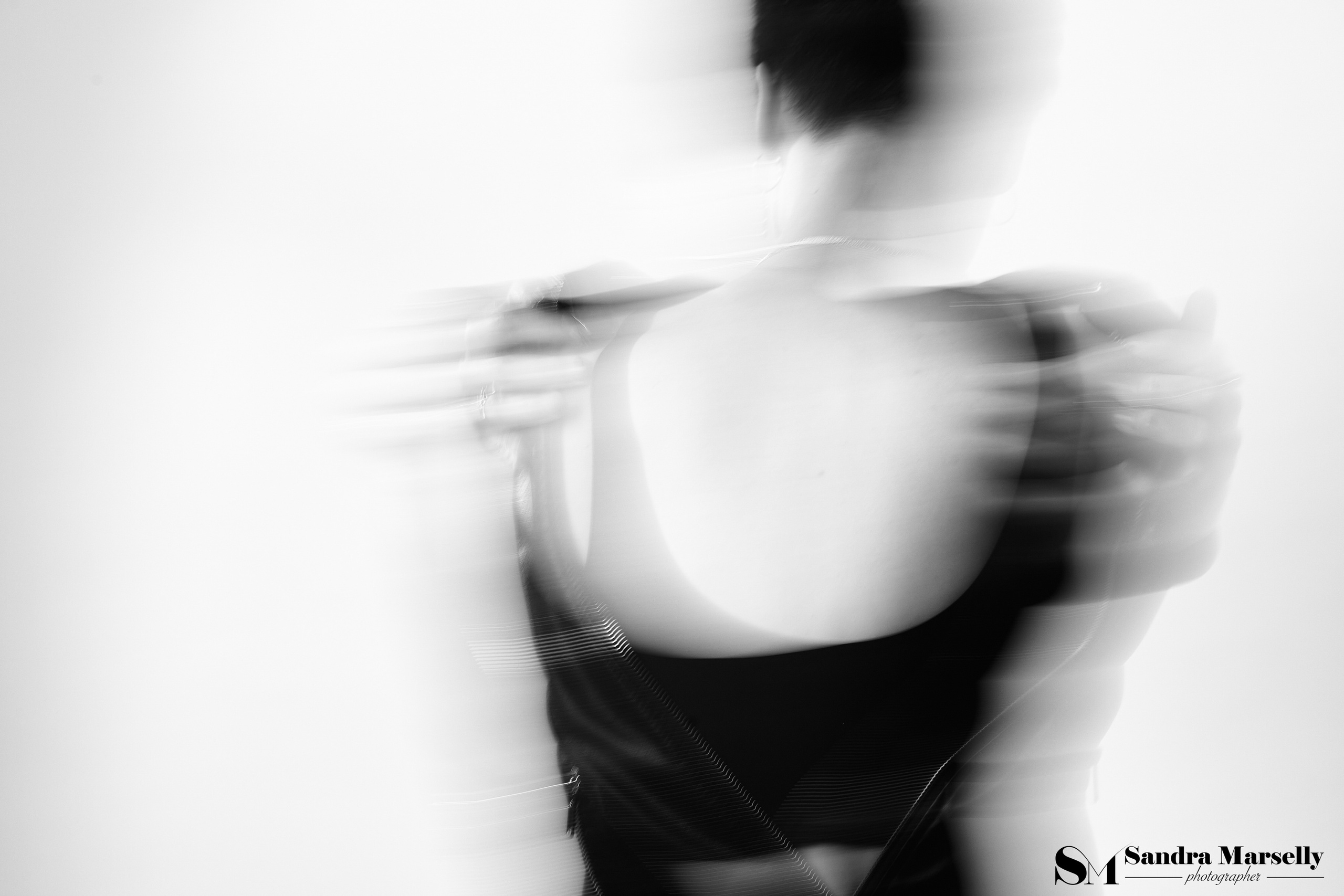 Девушка в кожанной куртке