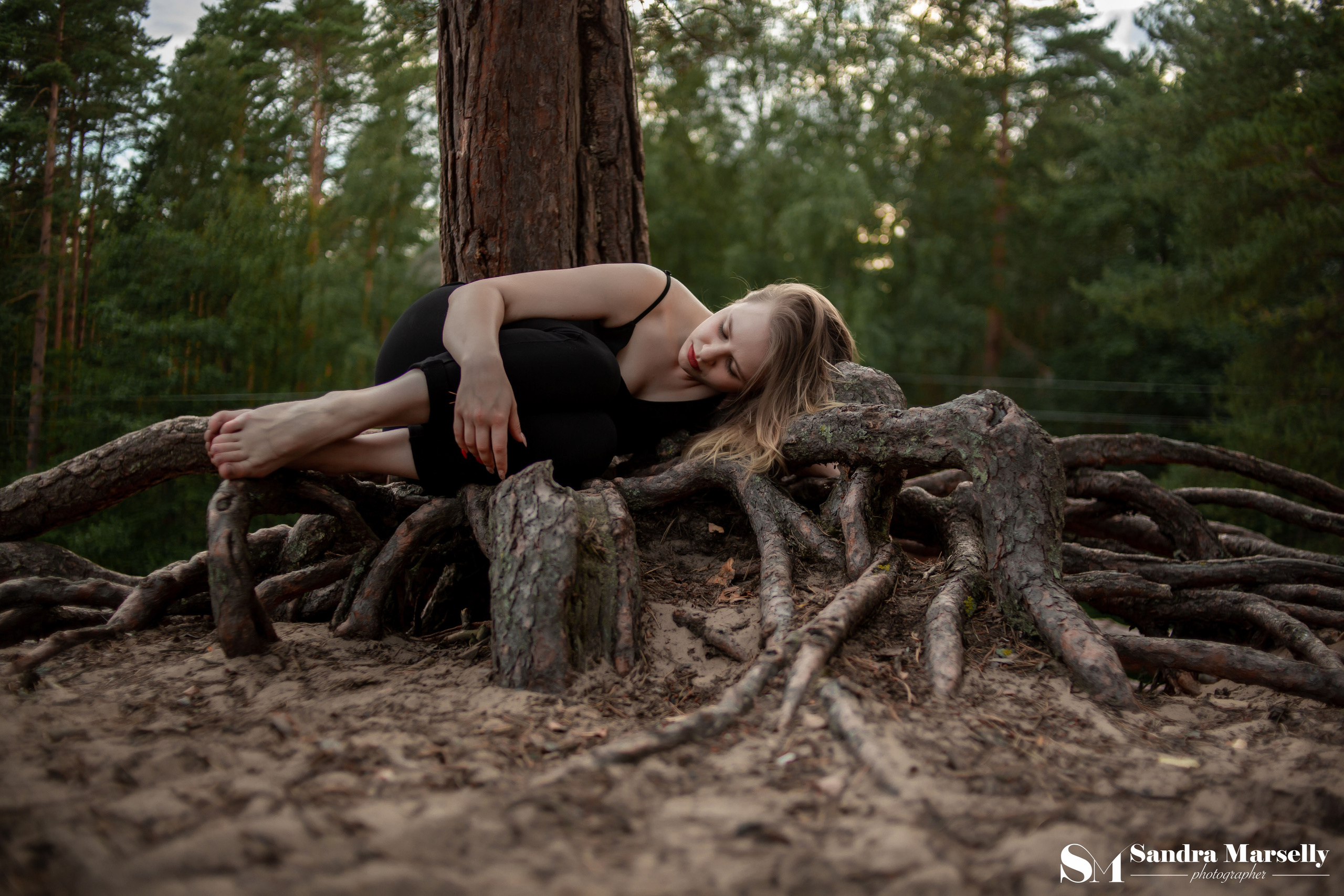 Девушка на корнях дерева