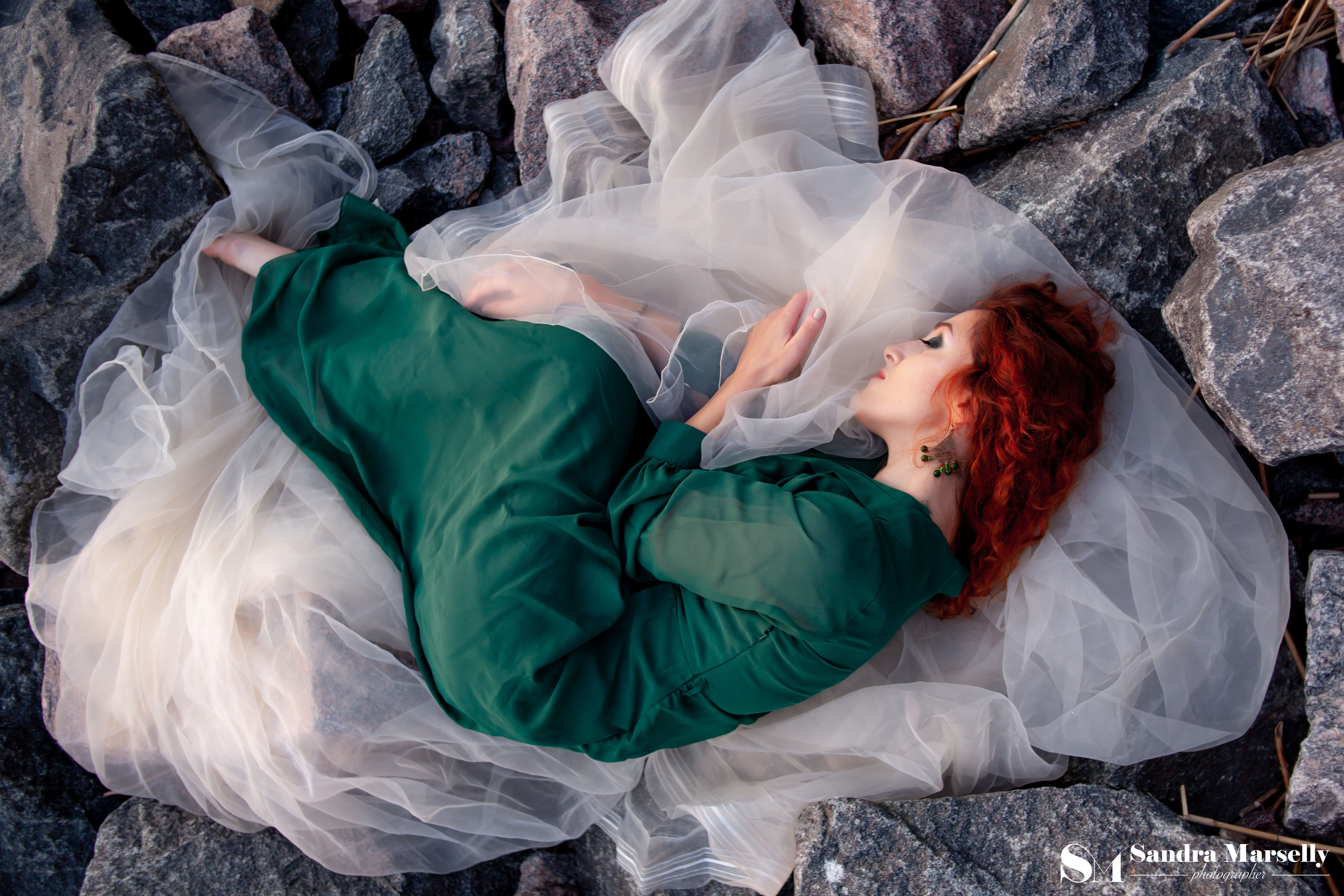 Фотосессия с тканью на камнях