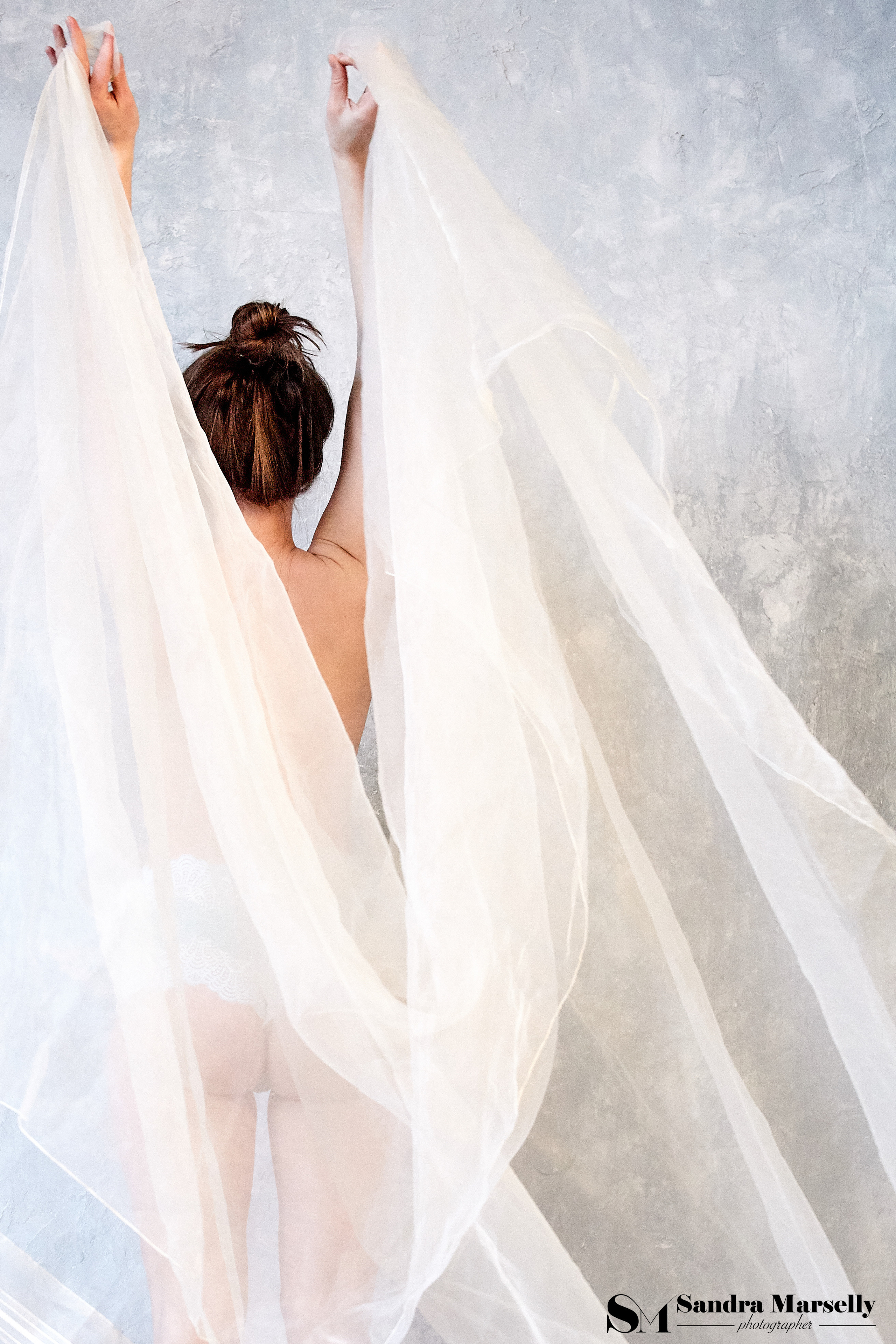 Ню фотография, девушка с тканью