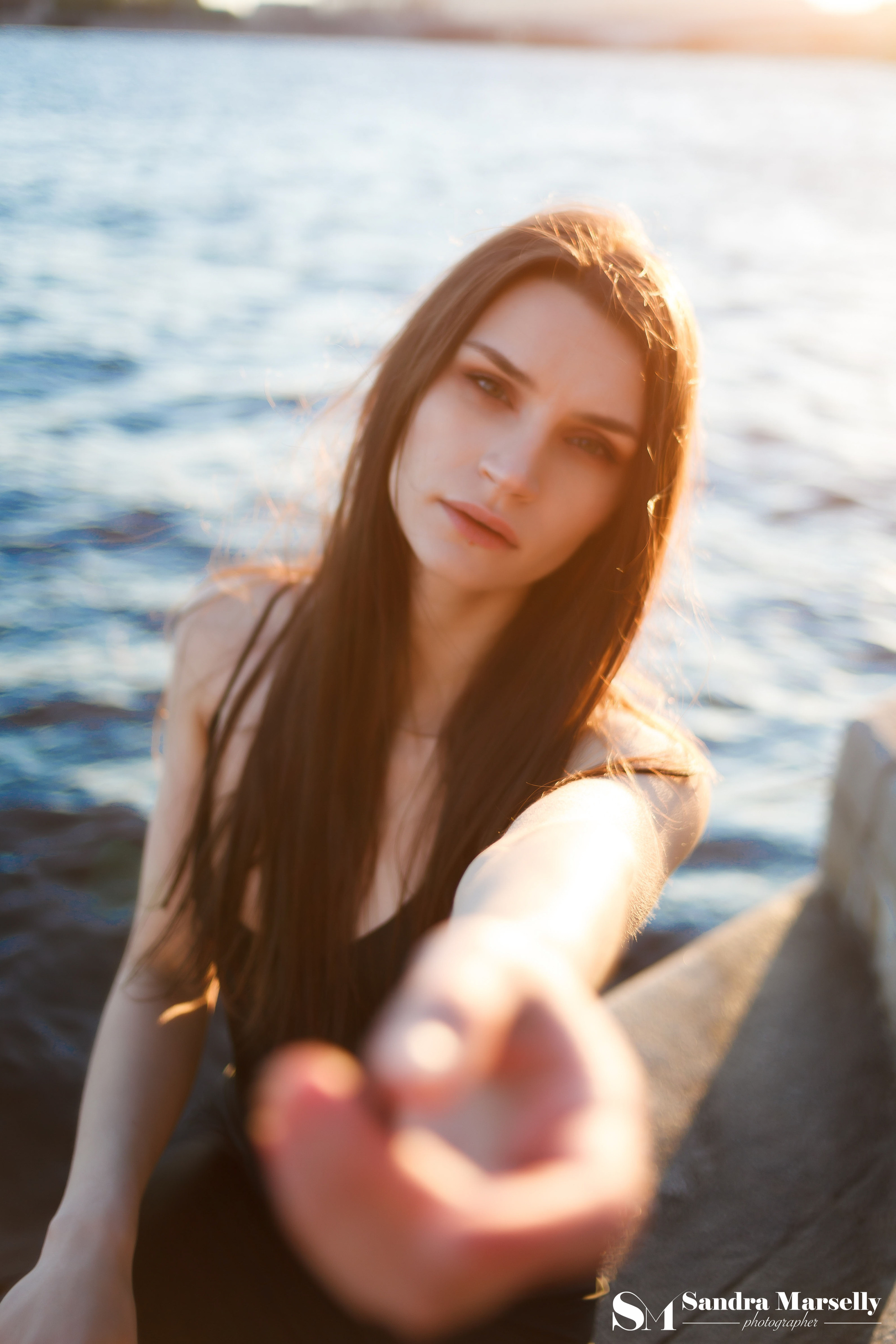 Красивая девушка при закате