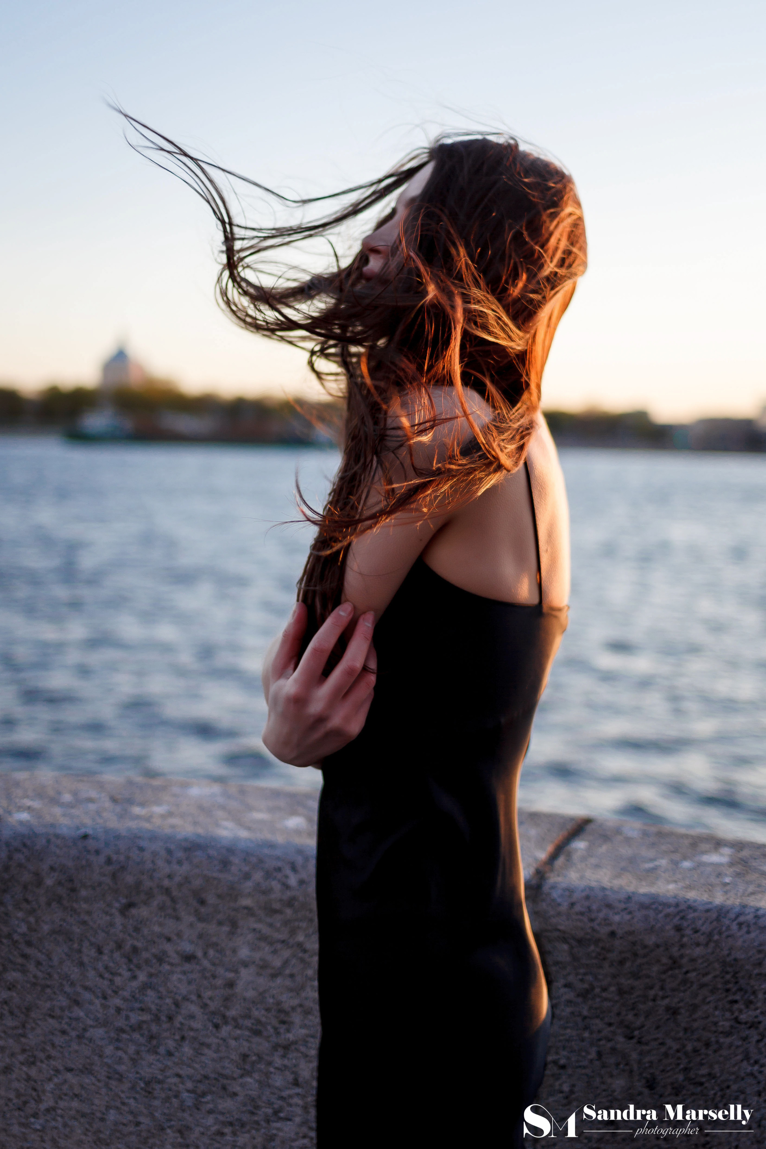 Волосы девушки развиваются на ветру