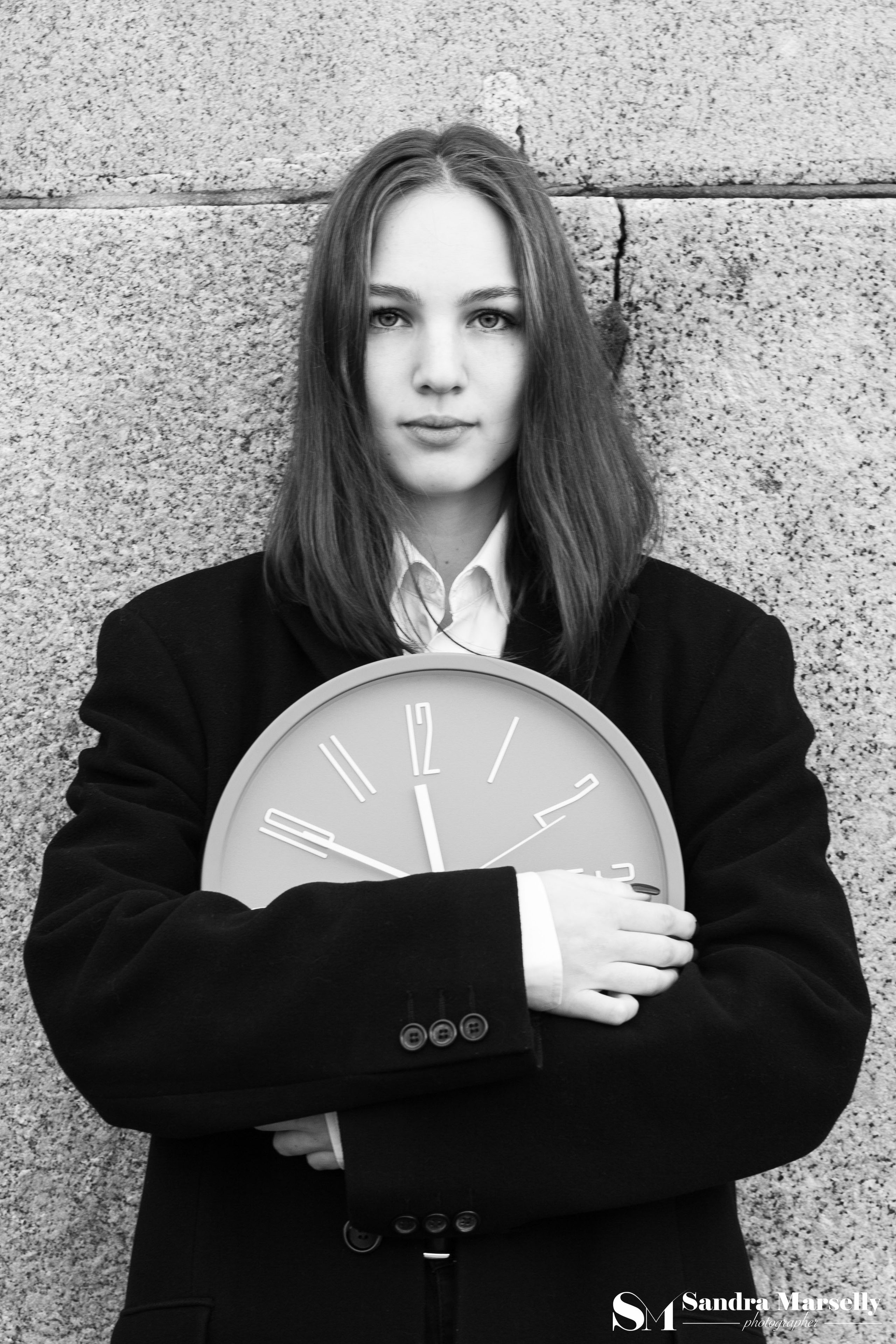 Девушка с часам