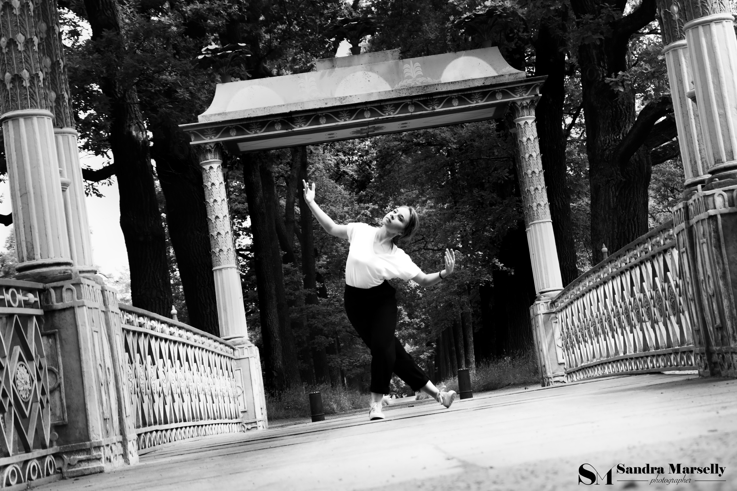 Фотография танцора на мосту