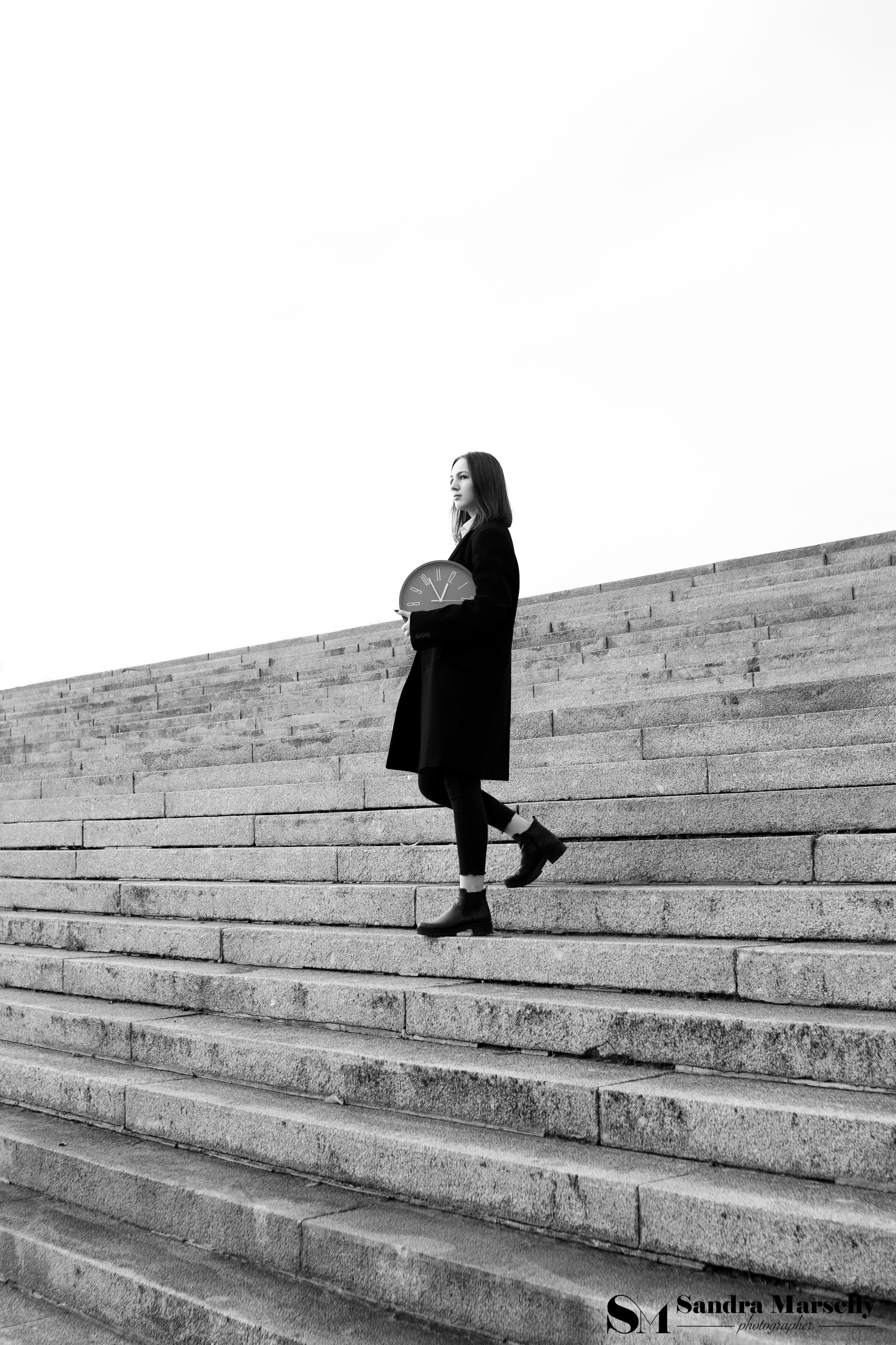 Девушка с часами на лестницу