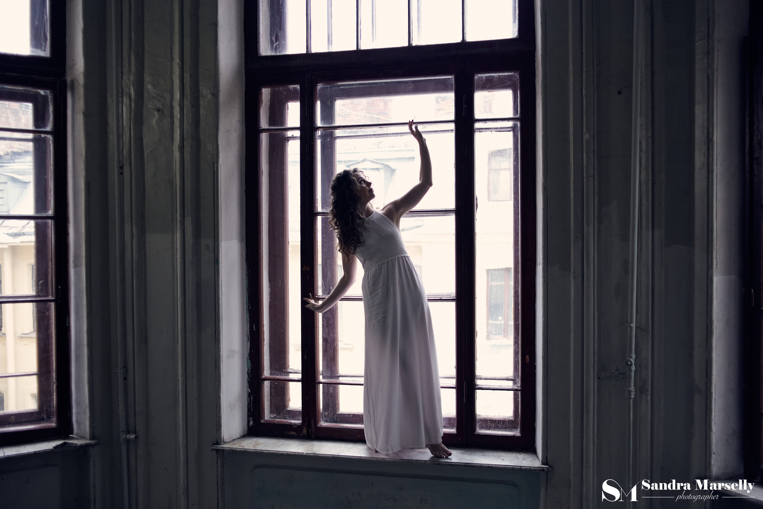 Фотосессия в парадной на подоконнике