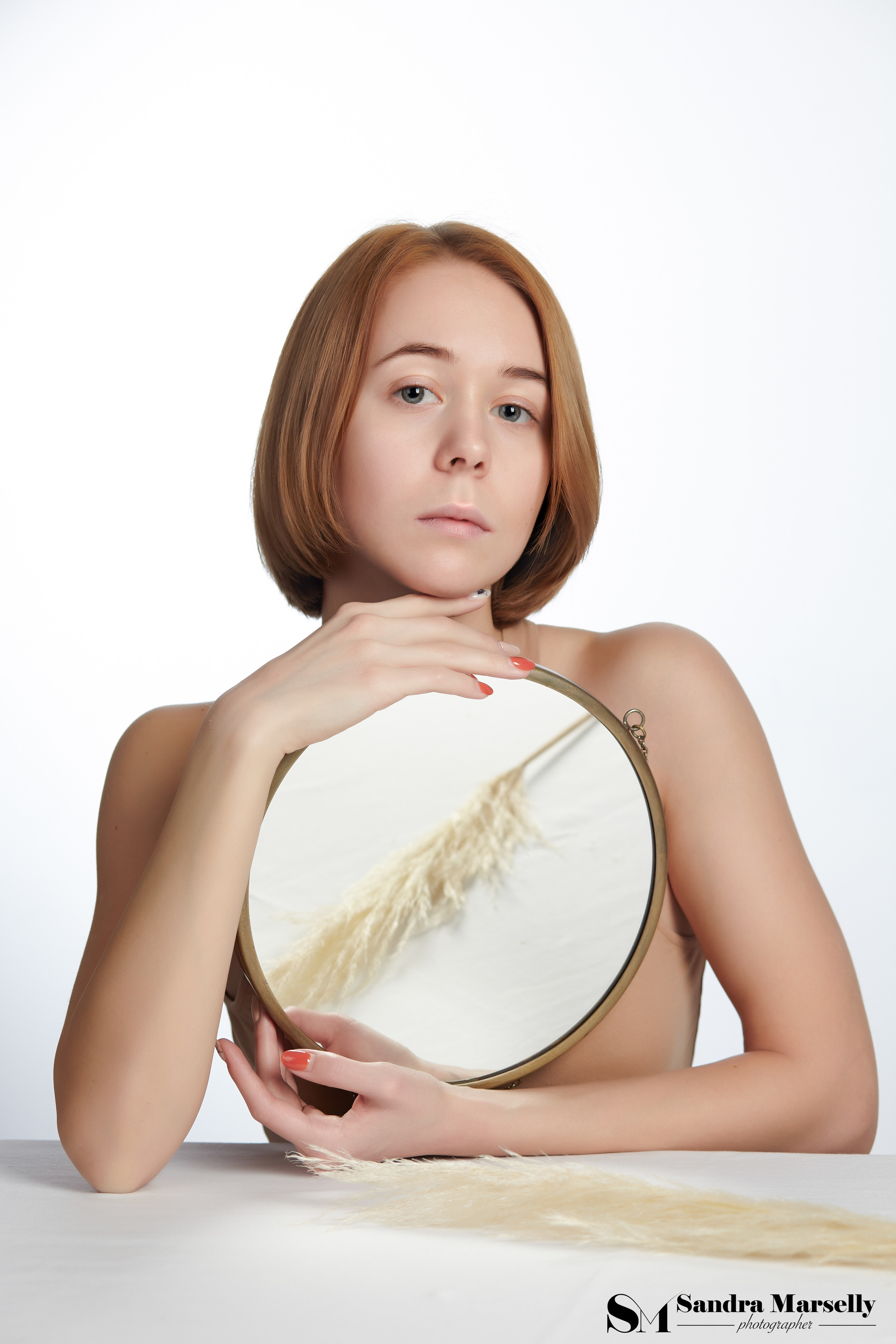 Девушка с зеркалом