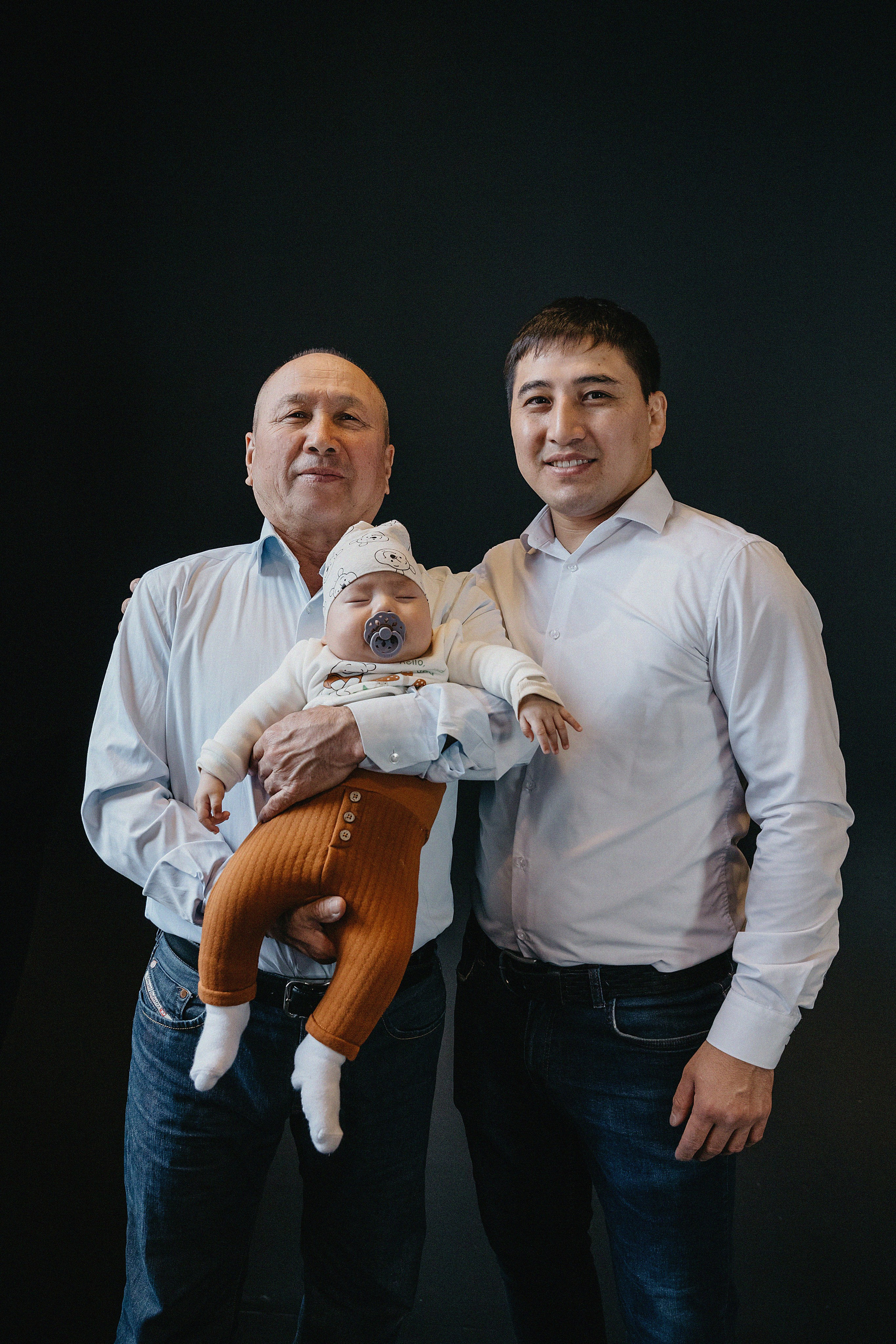 Семейная фотосессия в фотостудии 2Stula. Свадебный, семейный и портретный фотограф в Алматы, Костанай