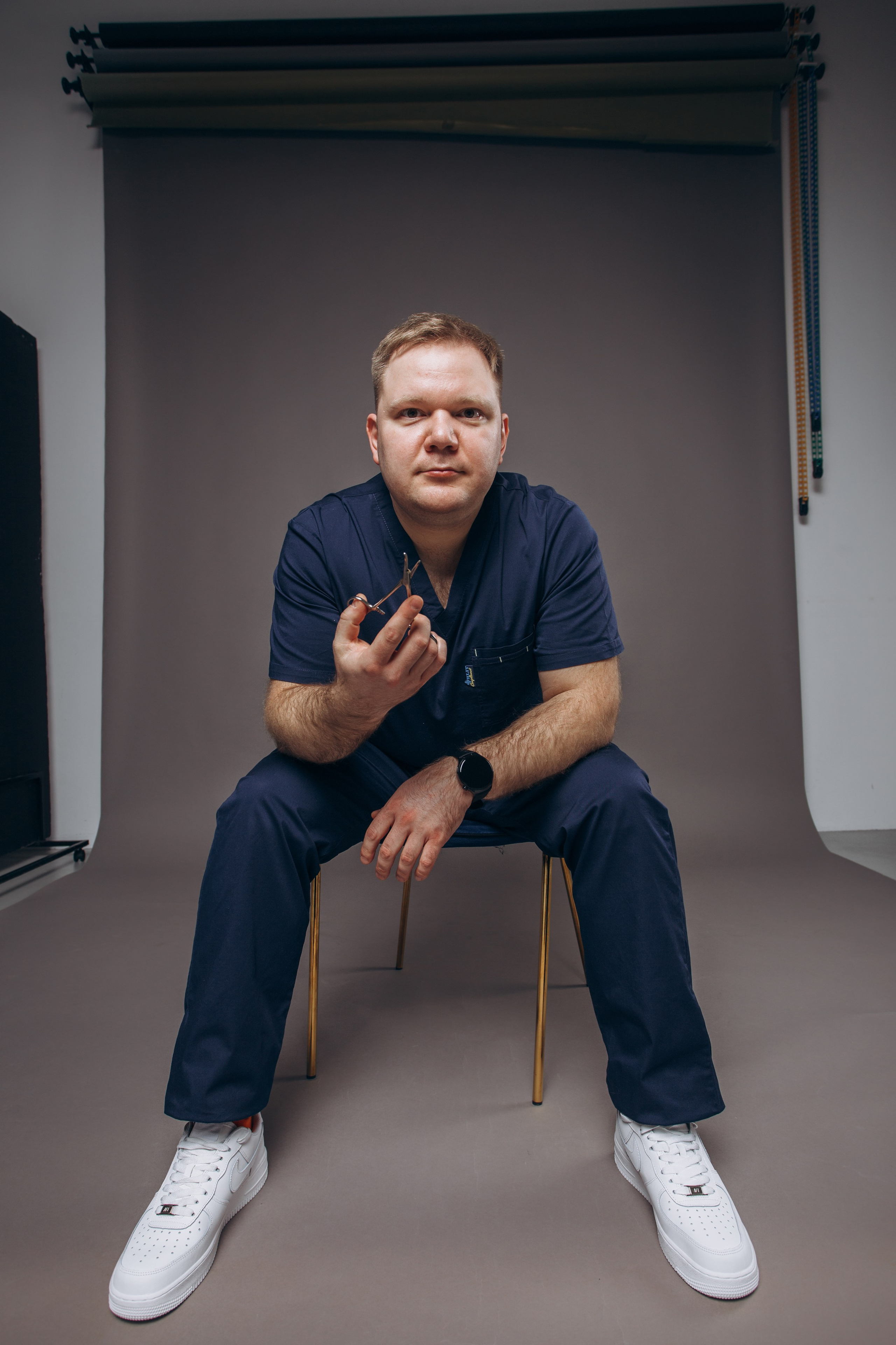 Съемка для врача в студии в медицинском костюме