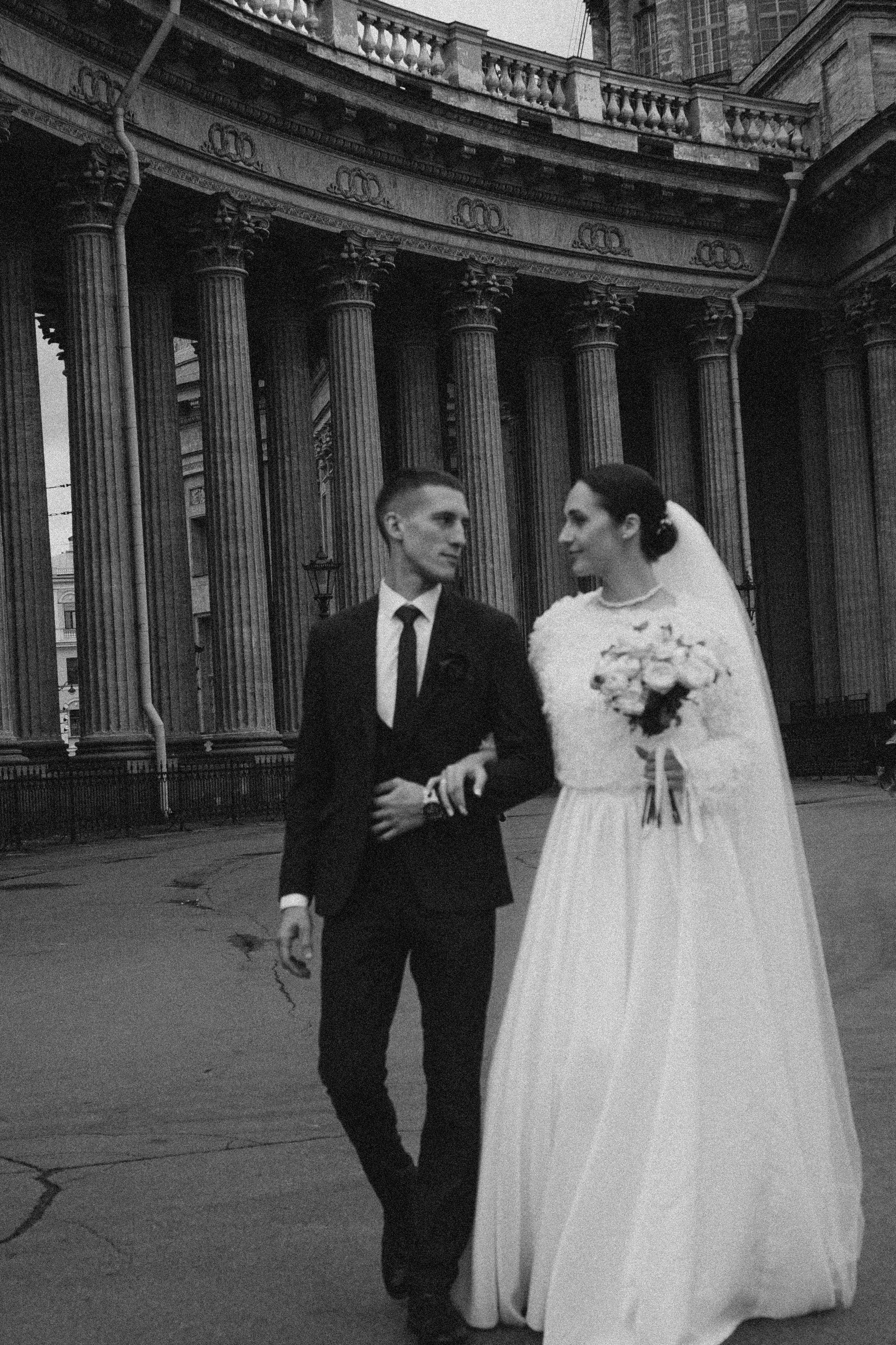 СВАДЕБНАЯ ПРОГУЛКА В САНТК-ПЕТЕРБУРГЕ (ИСАКИЕВСКИЙ СОБОР, ЗИМНЯЯ КАНАВКА, ЭРМИТАЖ И БОЛЬШАЯ МОРСКАЯ УЛИЦА). Профессиональный фотограф, Санкт-Петербург — Виктория Богомолова