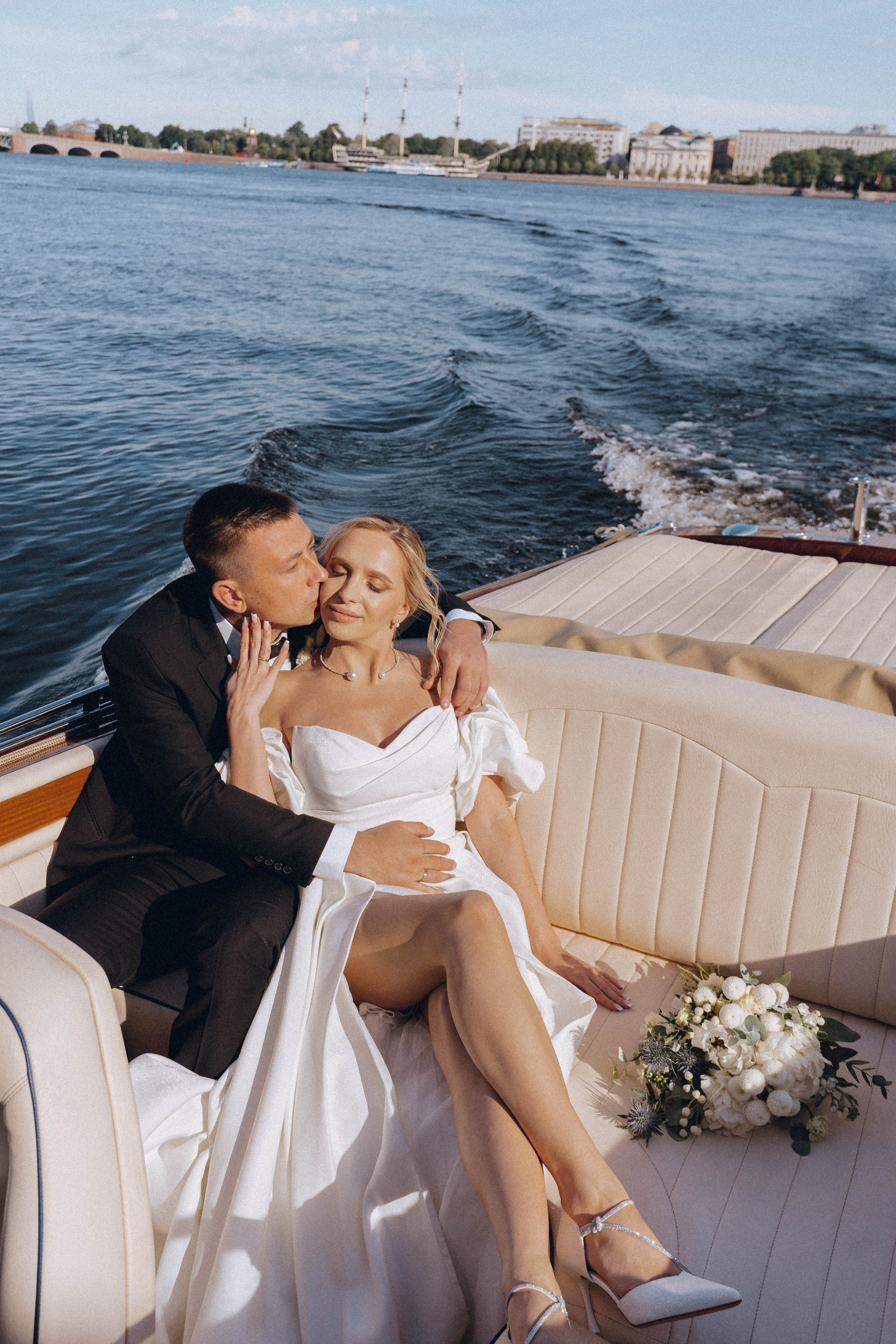 СВАДЕНБНАЯ СЬЕМКА НА КАТЕРЕ ПО КАНАЛАМ САНКТ-ПЕТЕРБУРГА И В АКВАТОРИИ НЕВЫ. Профессиональный фотограф, Санкт-Петербург — Виктория Богомолова