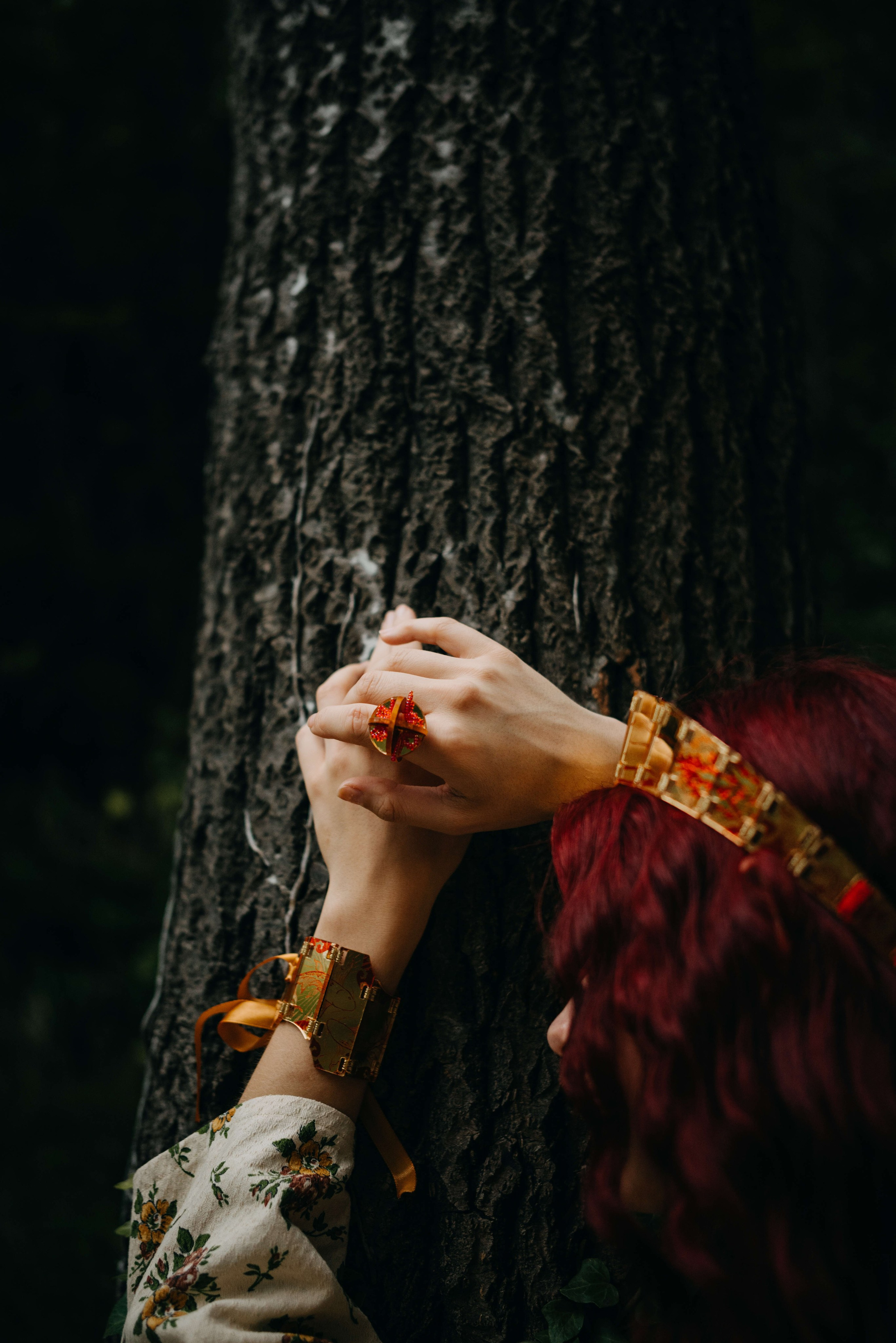Съемка для бренда славянских украшений в лесу. Портретный и свадебный фотограф в Тбилиси • xeniqo