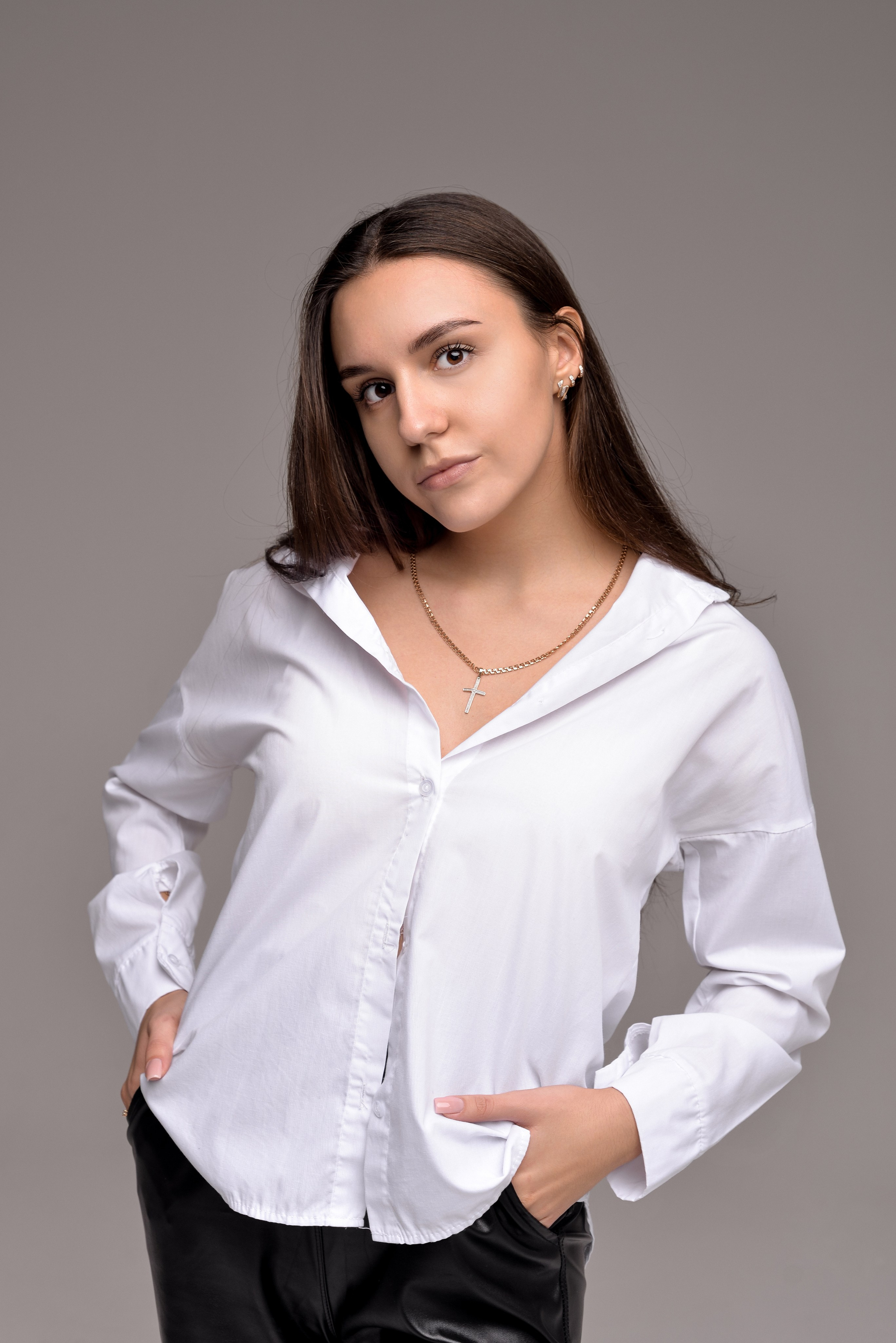 2 подруги на циклораме, Алина и Катя. Семейный и свадебный фотограф Галина Абакумова, фотосессии в Белгороде