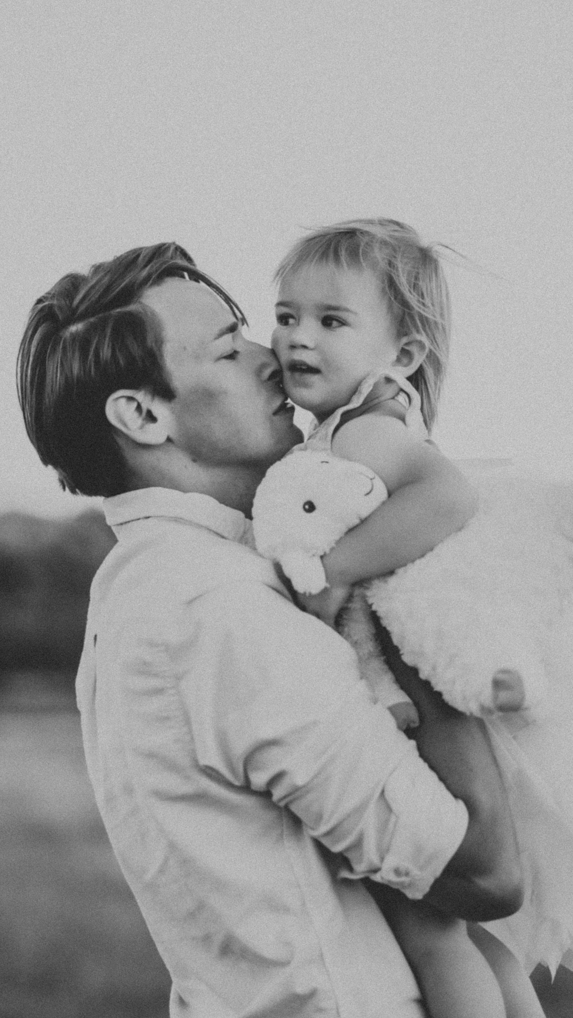 Family snuggles & smiles — cozy family photos