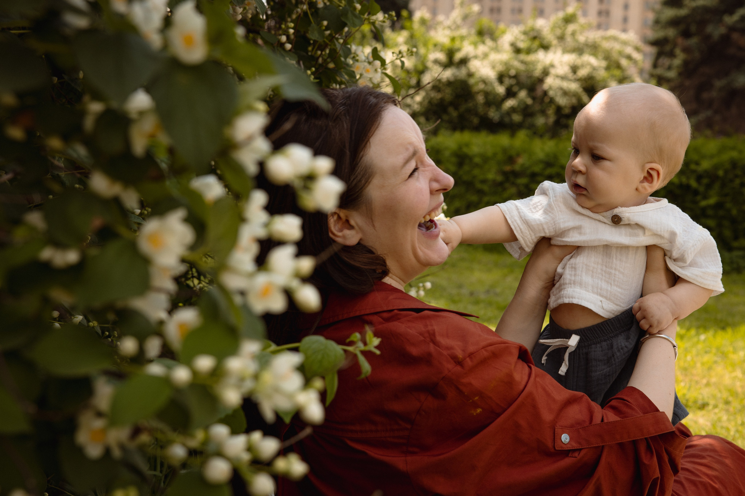 Настя с сыном у Alma-Mater. Ваш семейный newborn и lifestyle фотограф в СПБ Наталья Журавлева