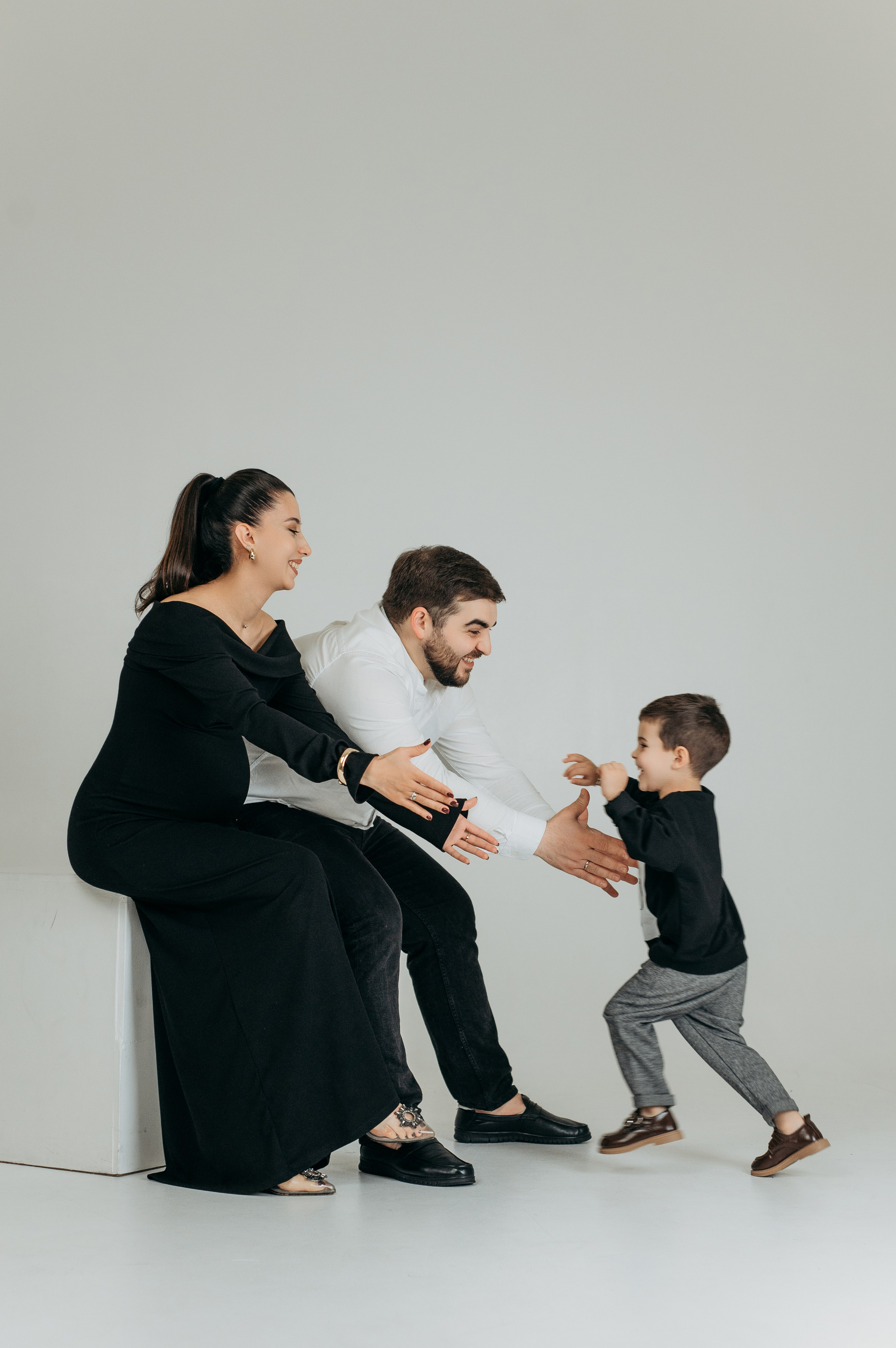 Семейная фотосессия на циклораме. Семейный и свадебный фотограф в Санкт-Петербурге Юлия Мельникова