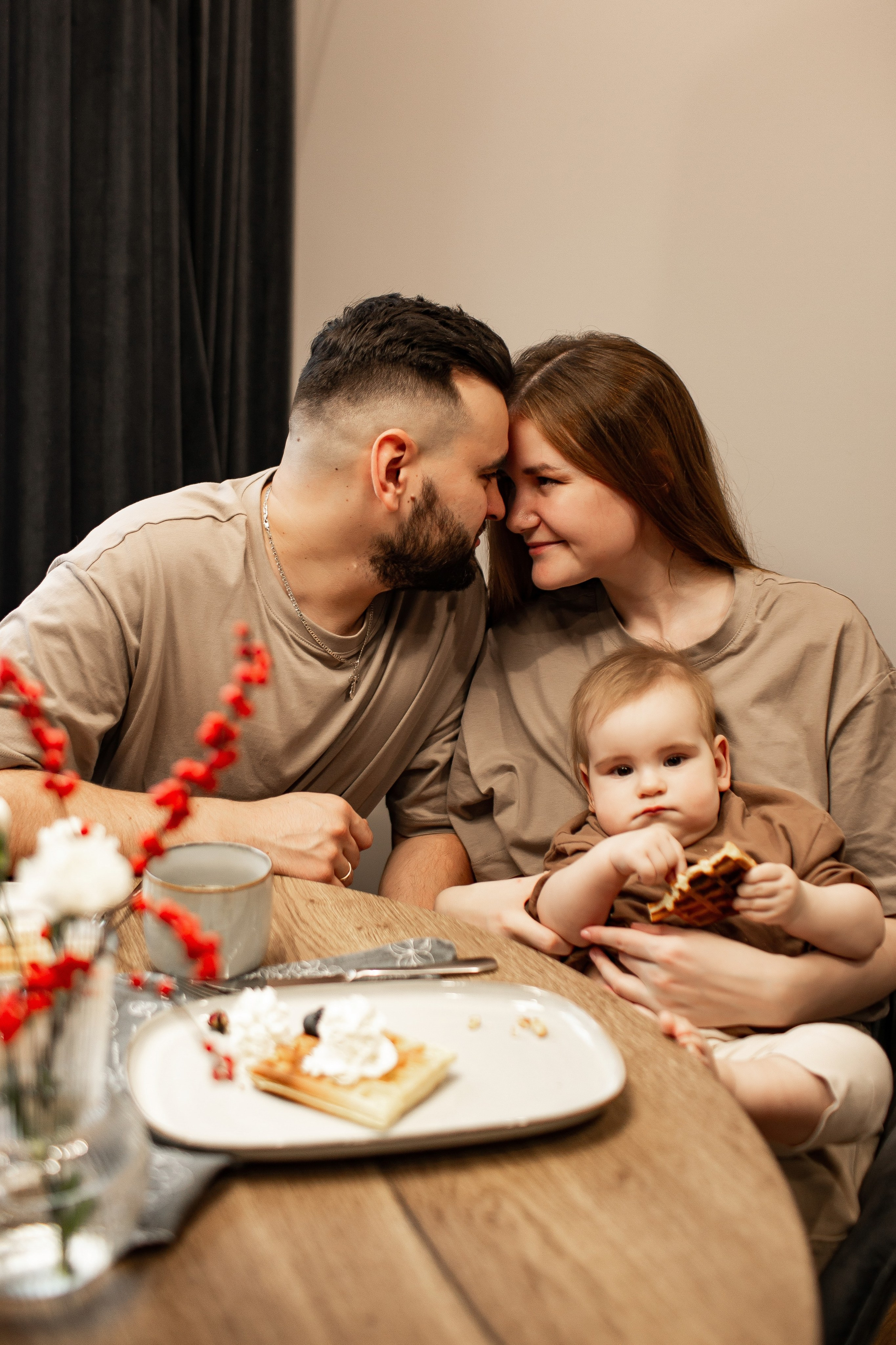 Совместный завтрак. Семейная съемка — это красивый способ признаться своей семье в любви