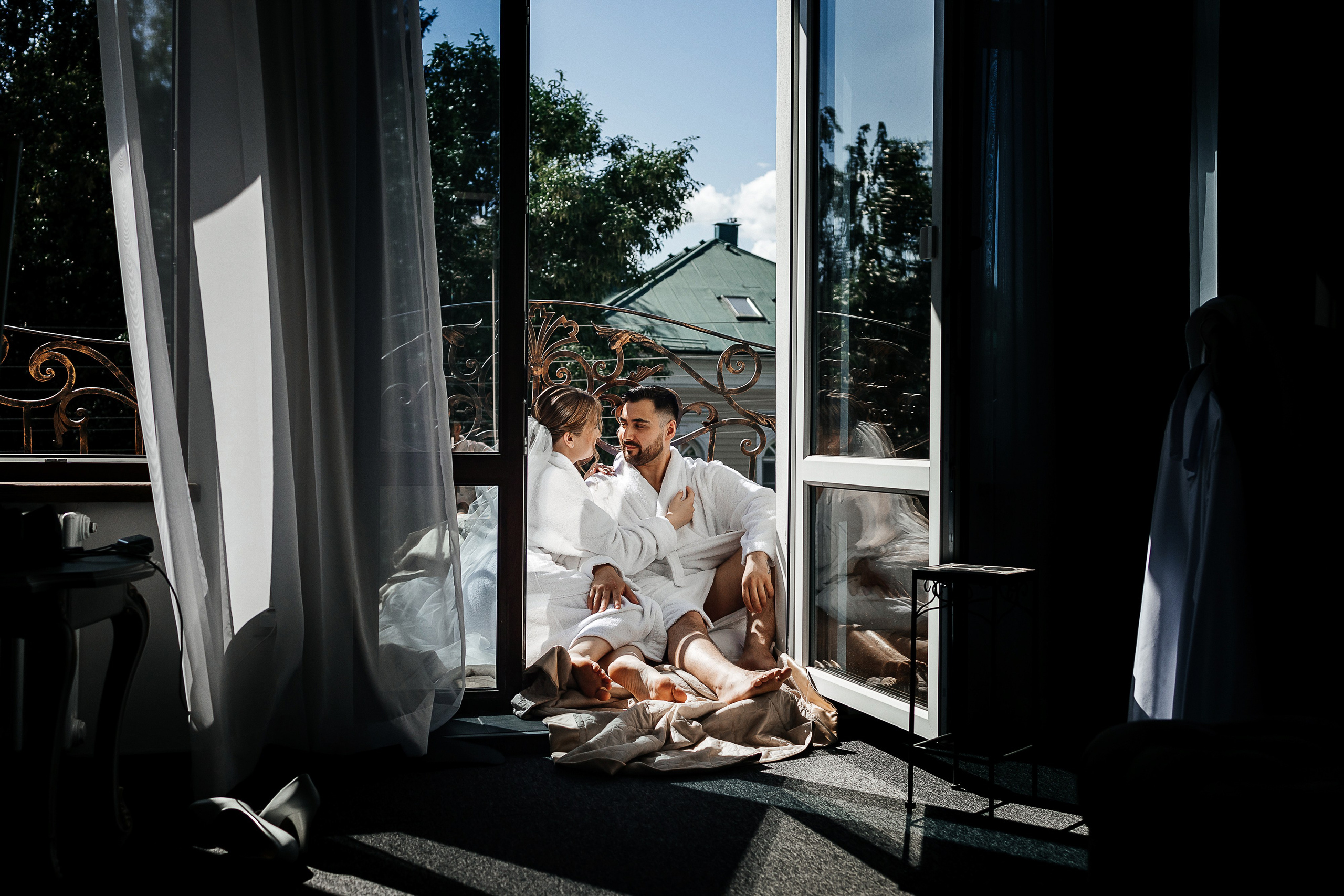 Свадебная фотосессия пары в номере отеля. Олег Сверчков | Свадебный фотограф Вологда