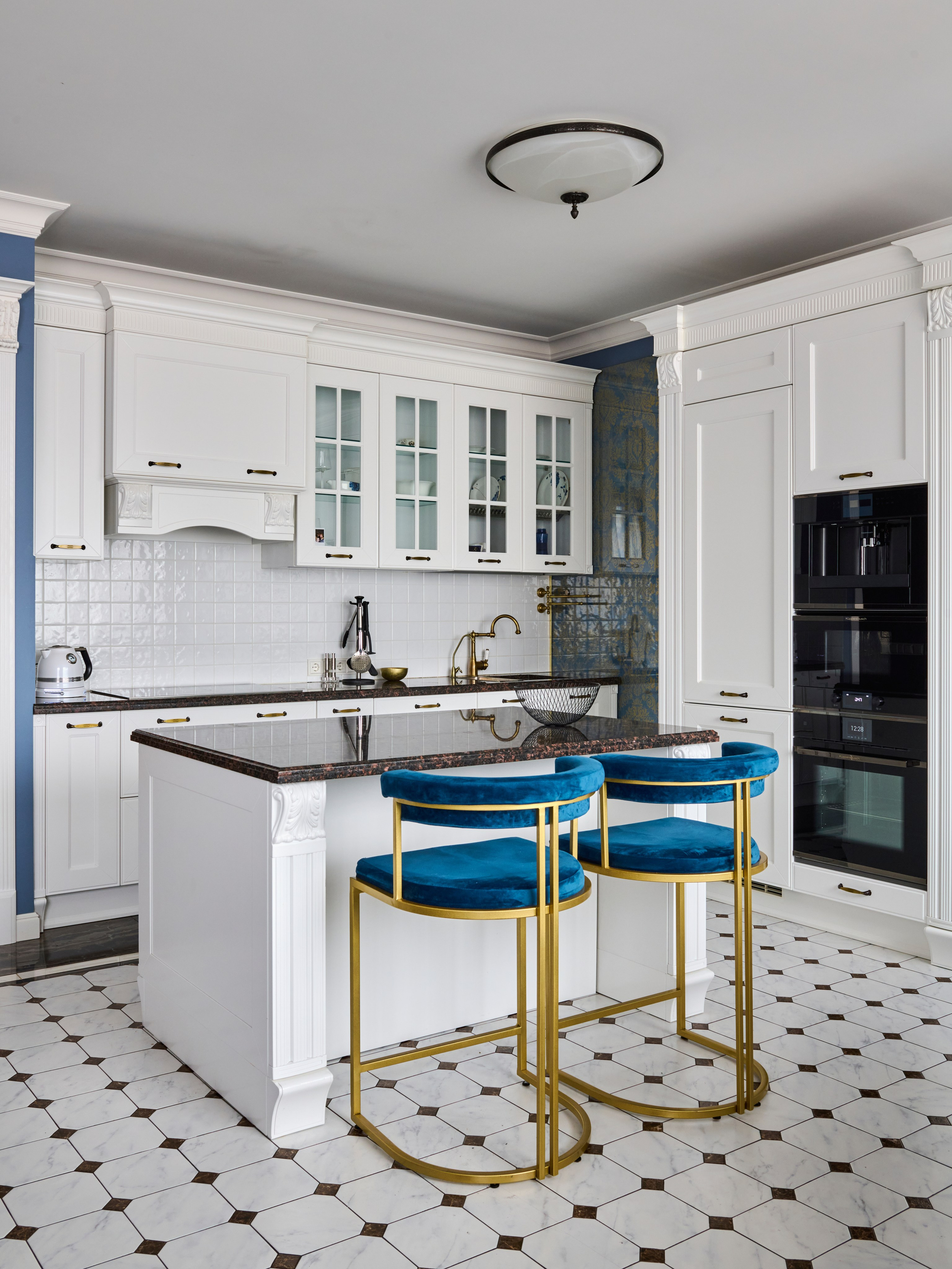 Остров и барные стулья, белые фасады, тёмная столешница, шахматный пол
