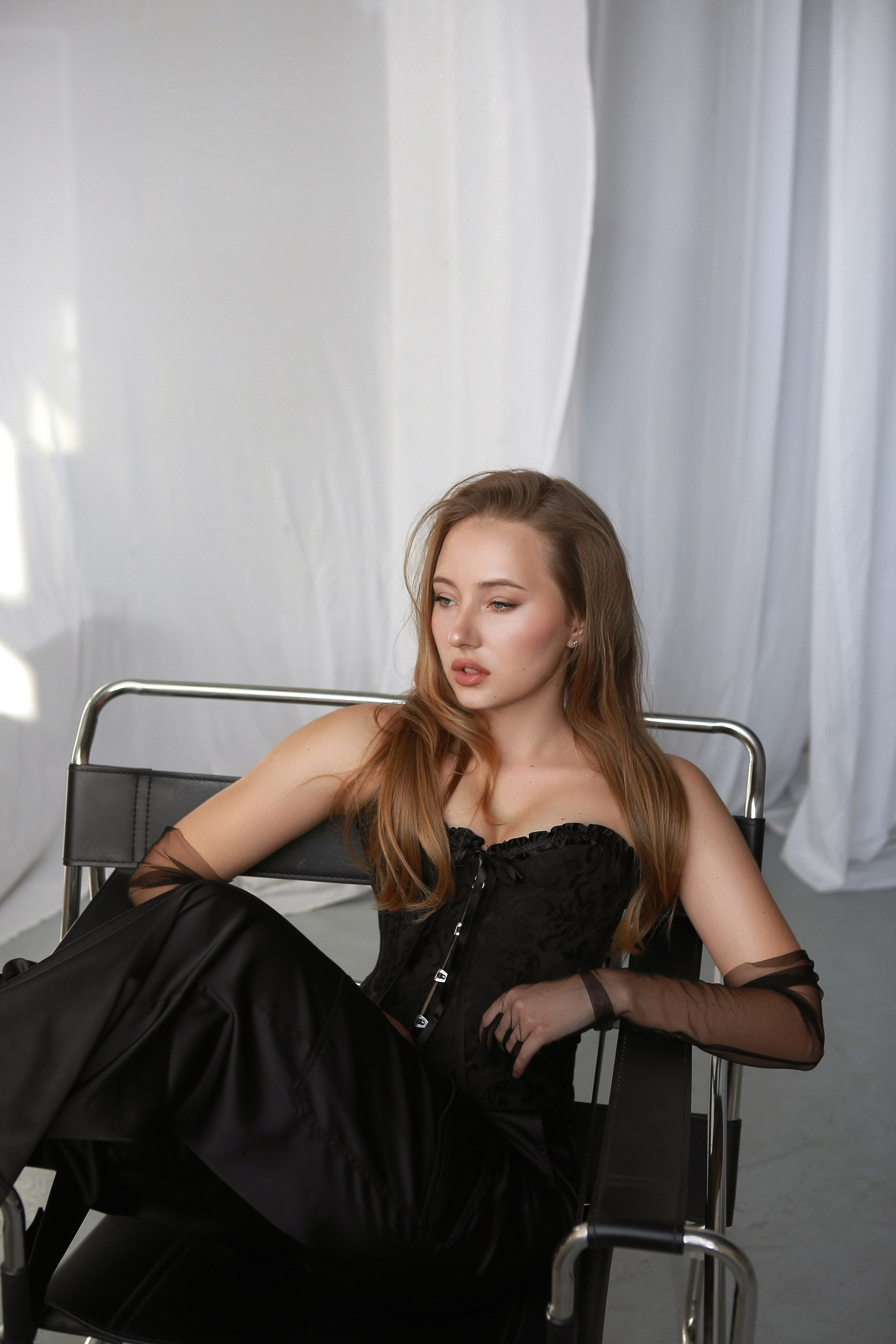 Женский портрет - девушка в студии на кресле в Краснодаре