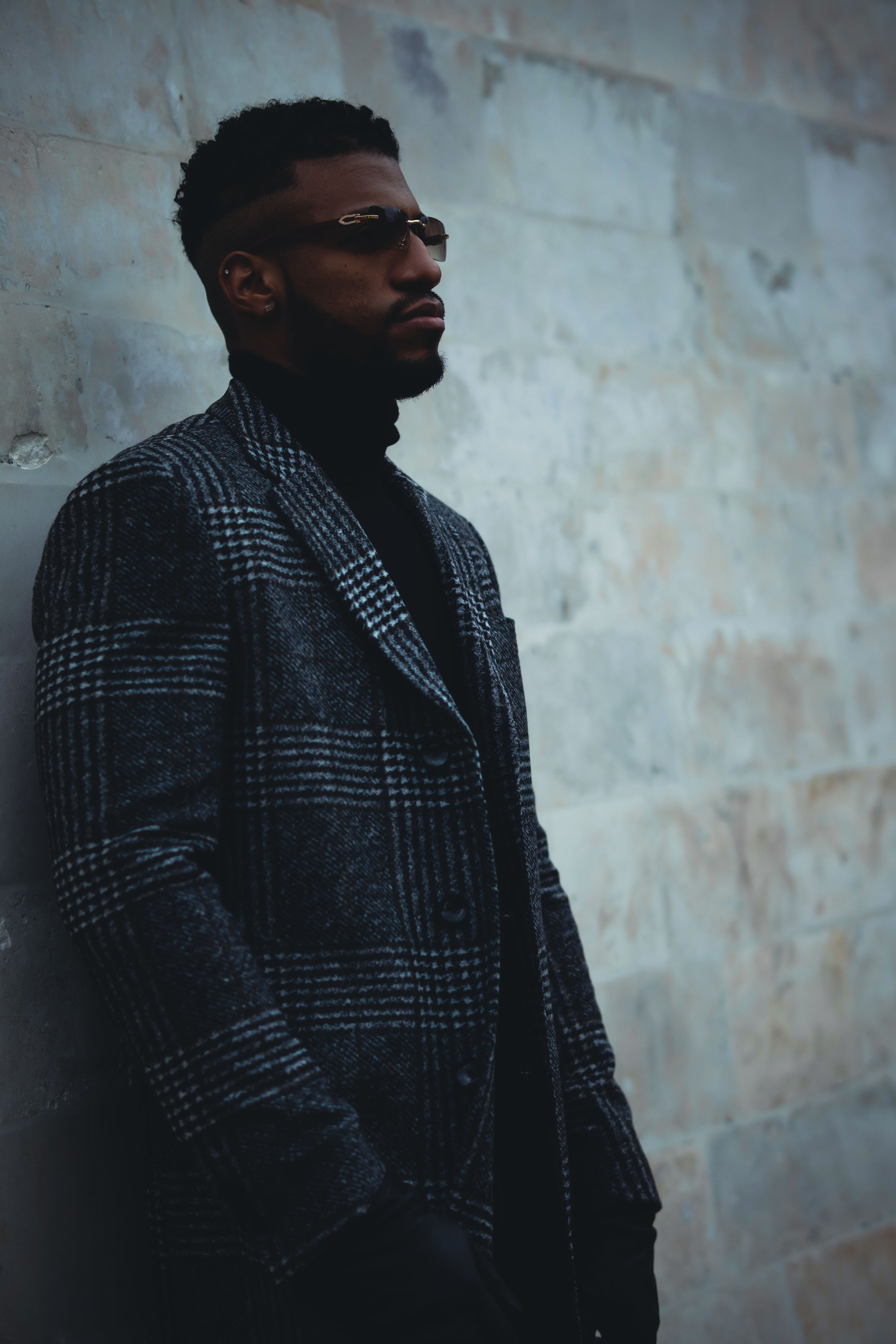 портрет мужчины в пальто