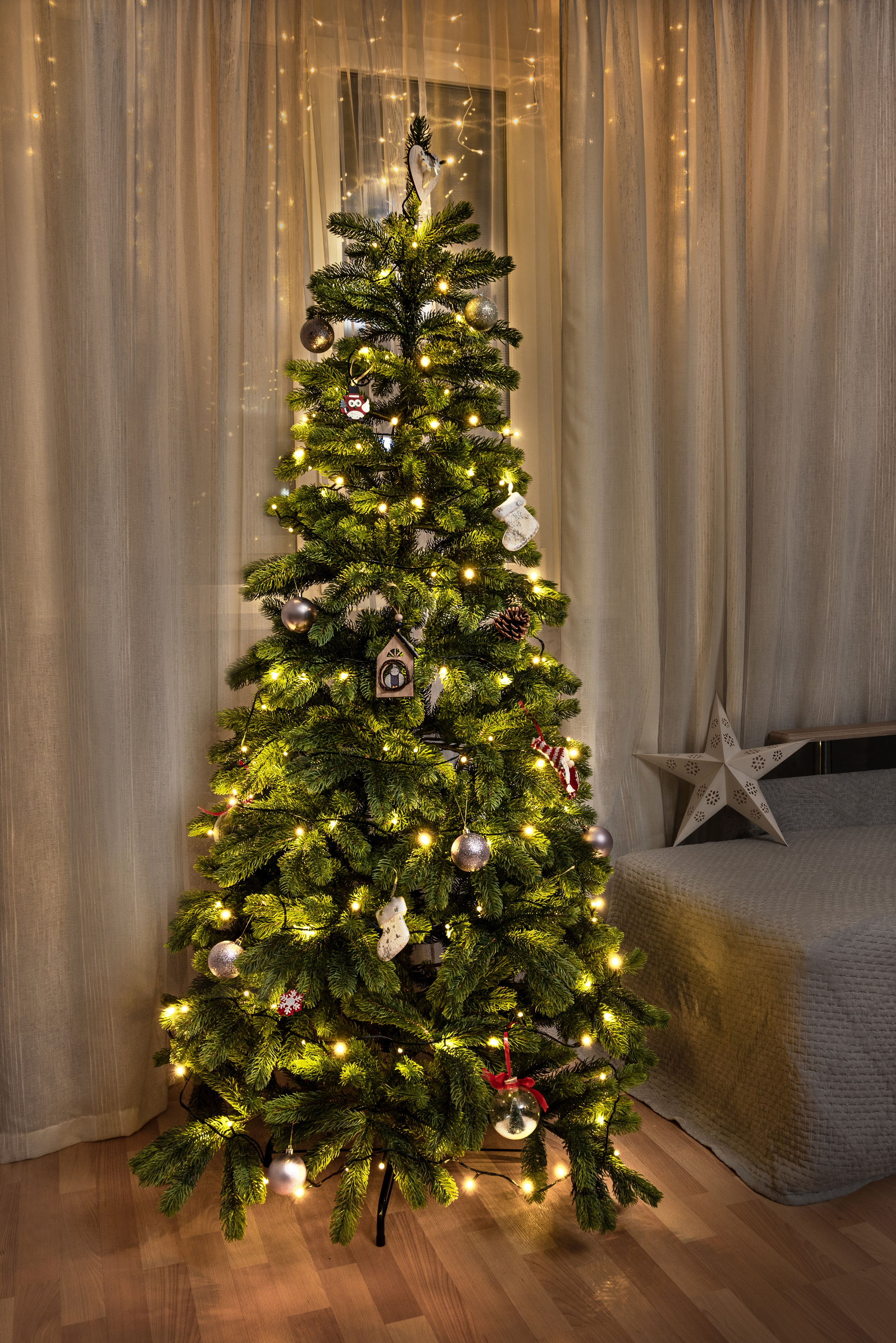 Интерьерная фотосъемка новогодней гирлянды для маркетплейсов Ростов.