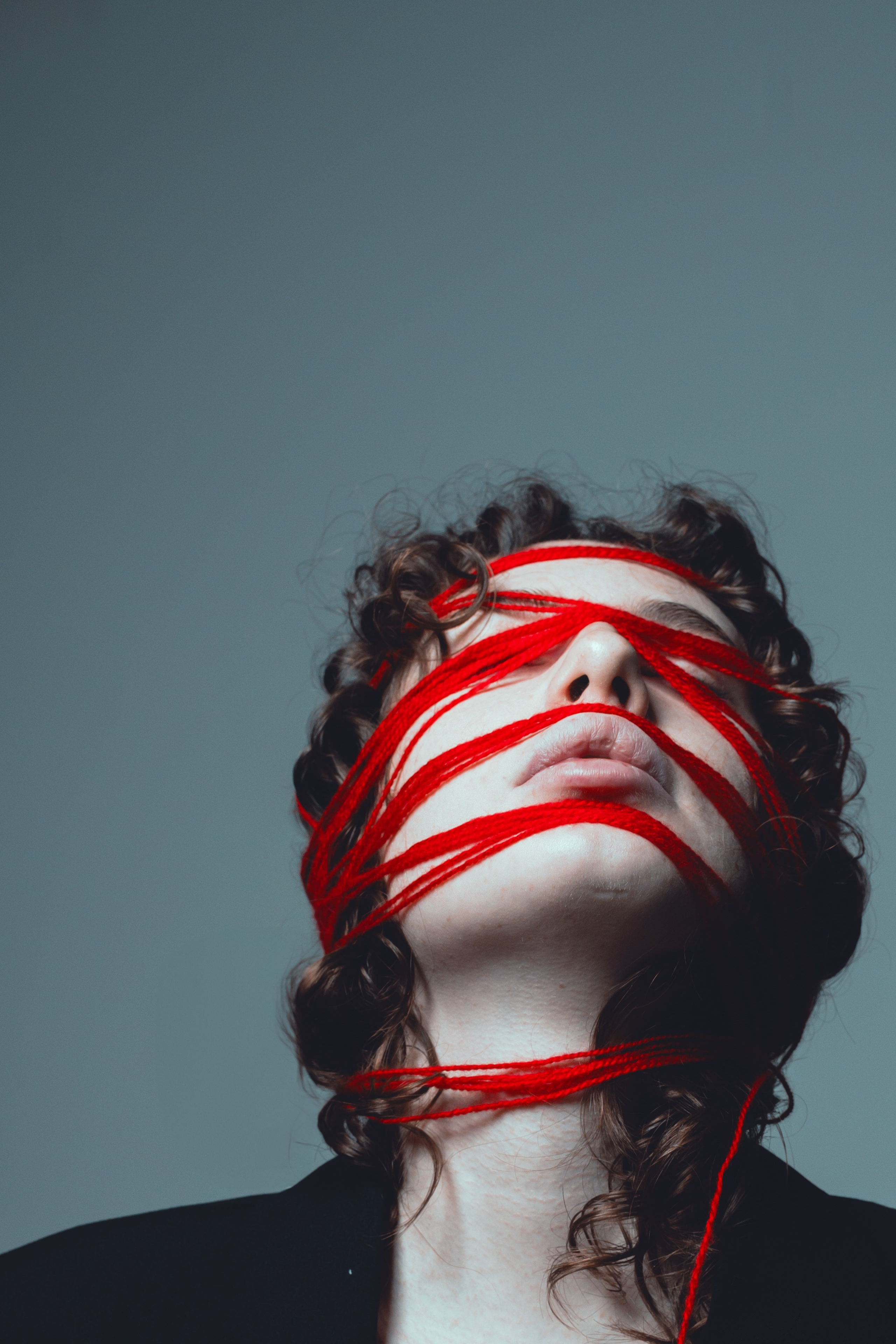 Съёмка в студии с красными нитками