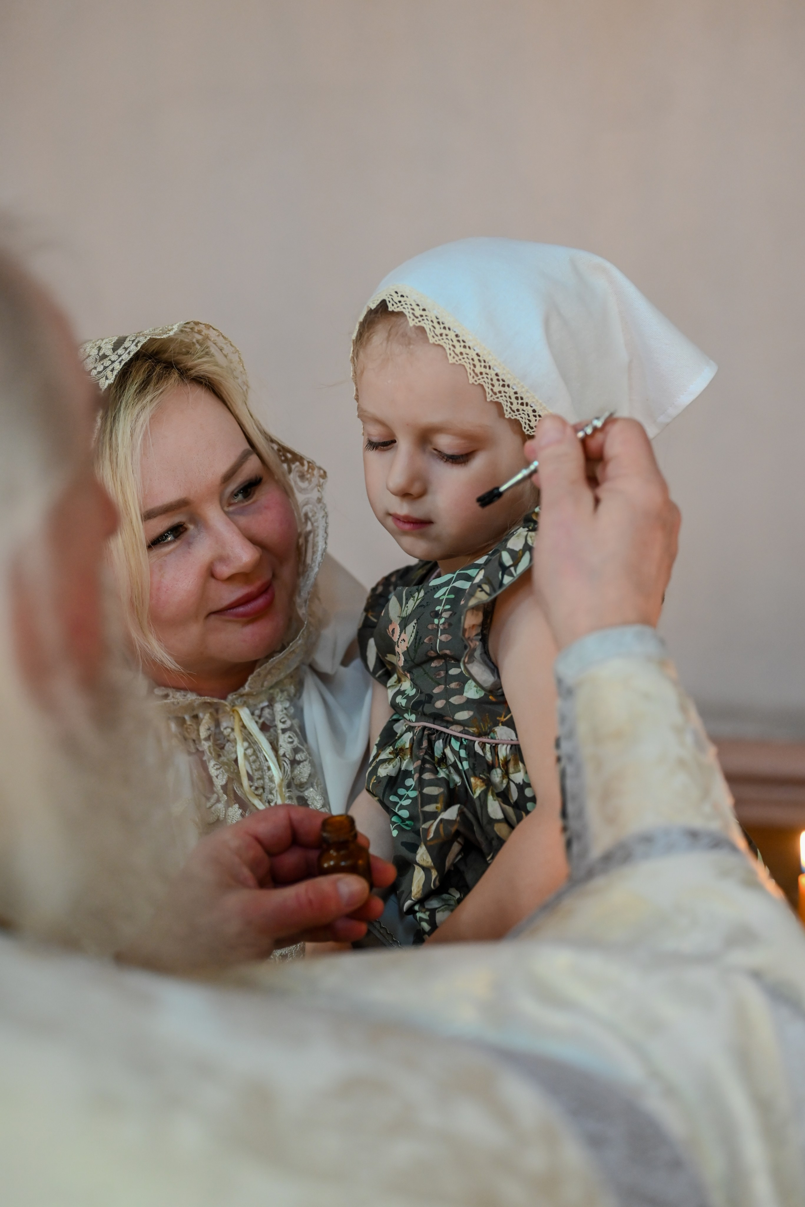 Крещение мама Анна. Семейный и детский фотограф Москва