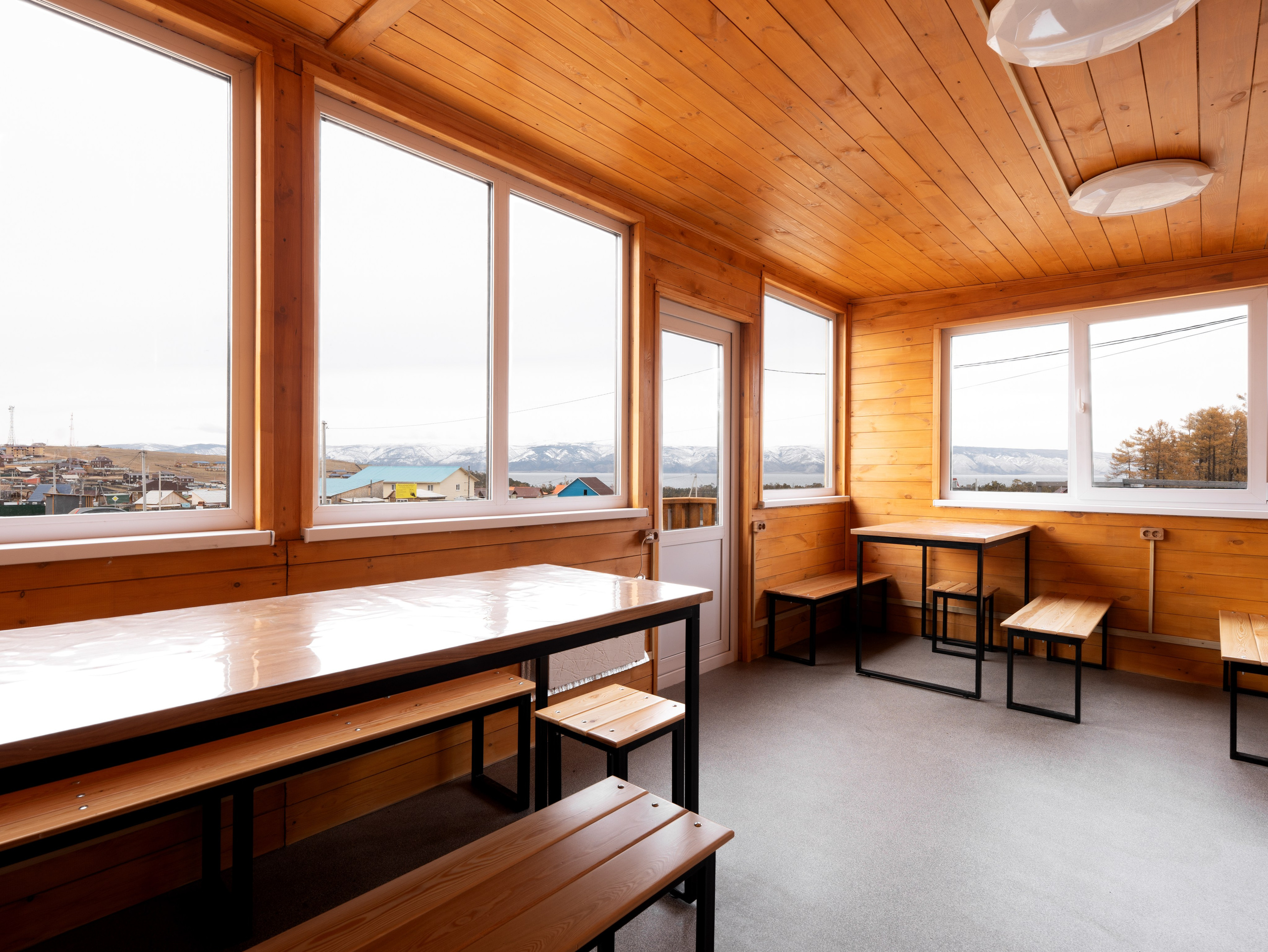 Фотосъемка бани, кухни-столовой для гостевого дома на острове Ольхон. Фотосъемка и видеосъемка недвижимости, интерьерная фотосъемка в г. Иркутске