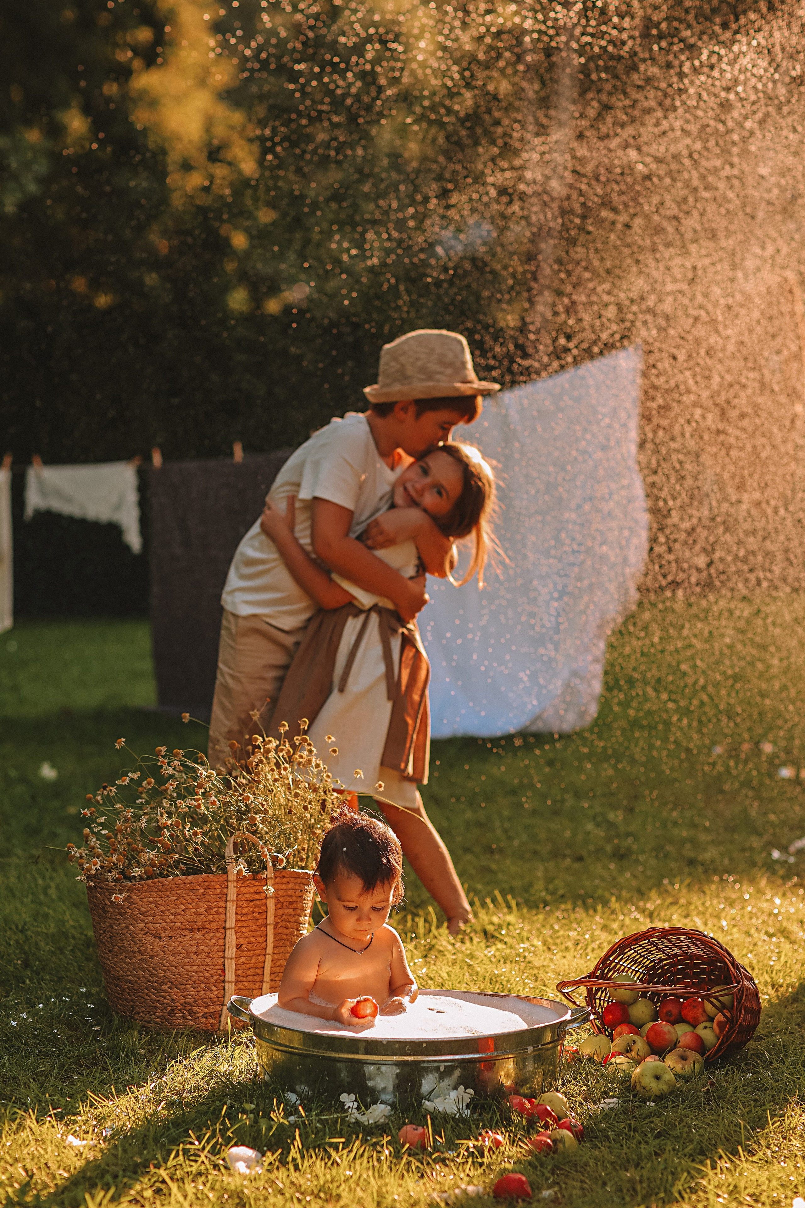 Стирка у дома. Семейный фотограф Тюмень, фотограф на роды Салмина Мария