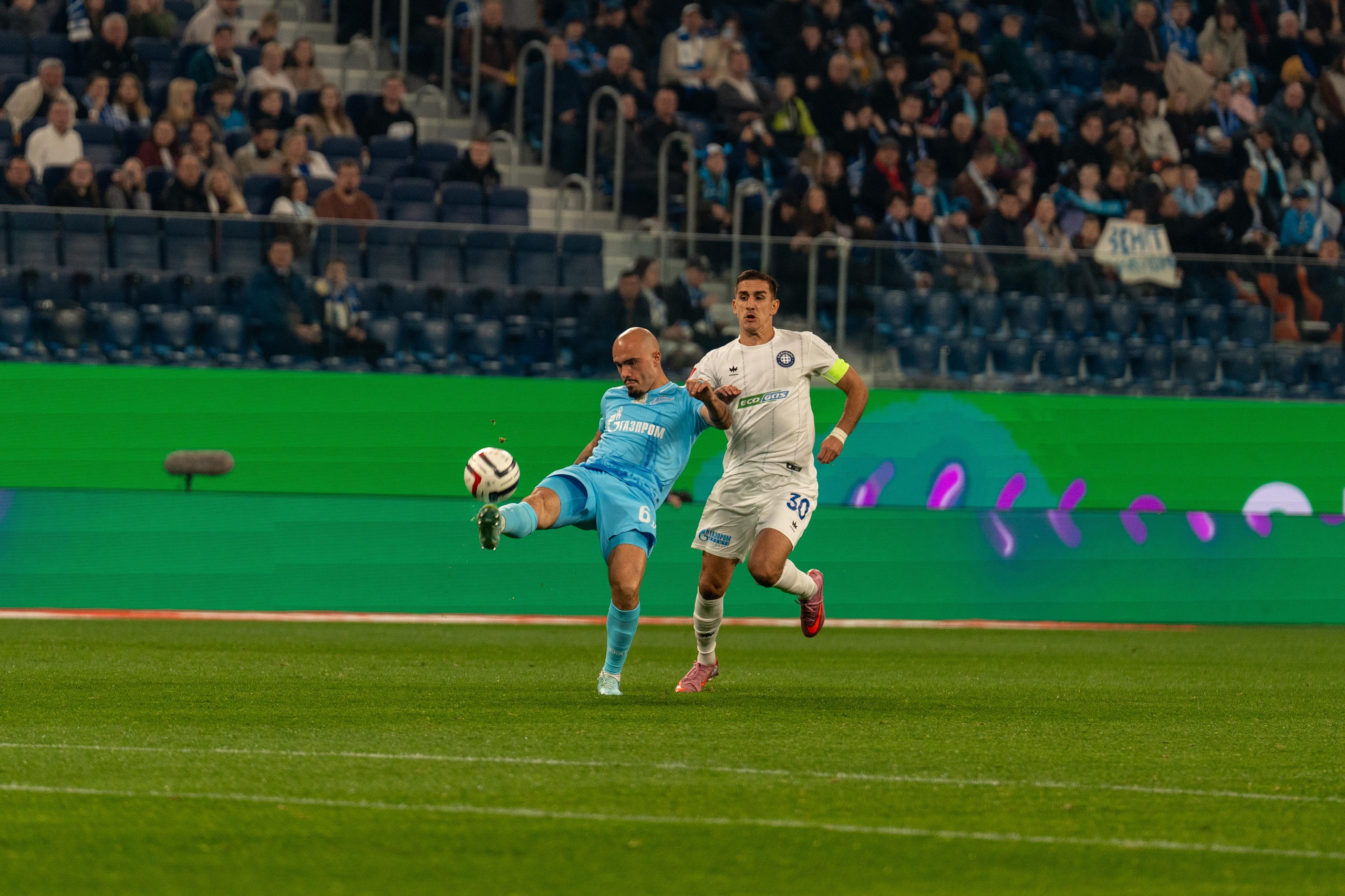 Игрок Зенита бьет мяч на поле спортивный фотограф Санкт-Петербург