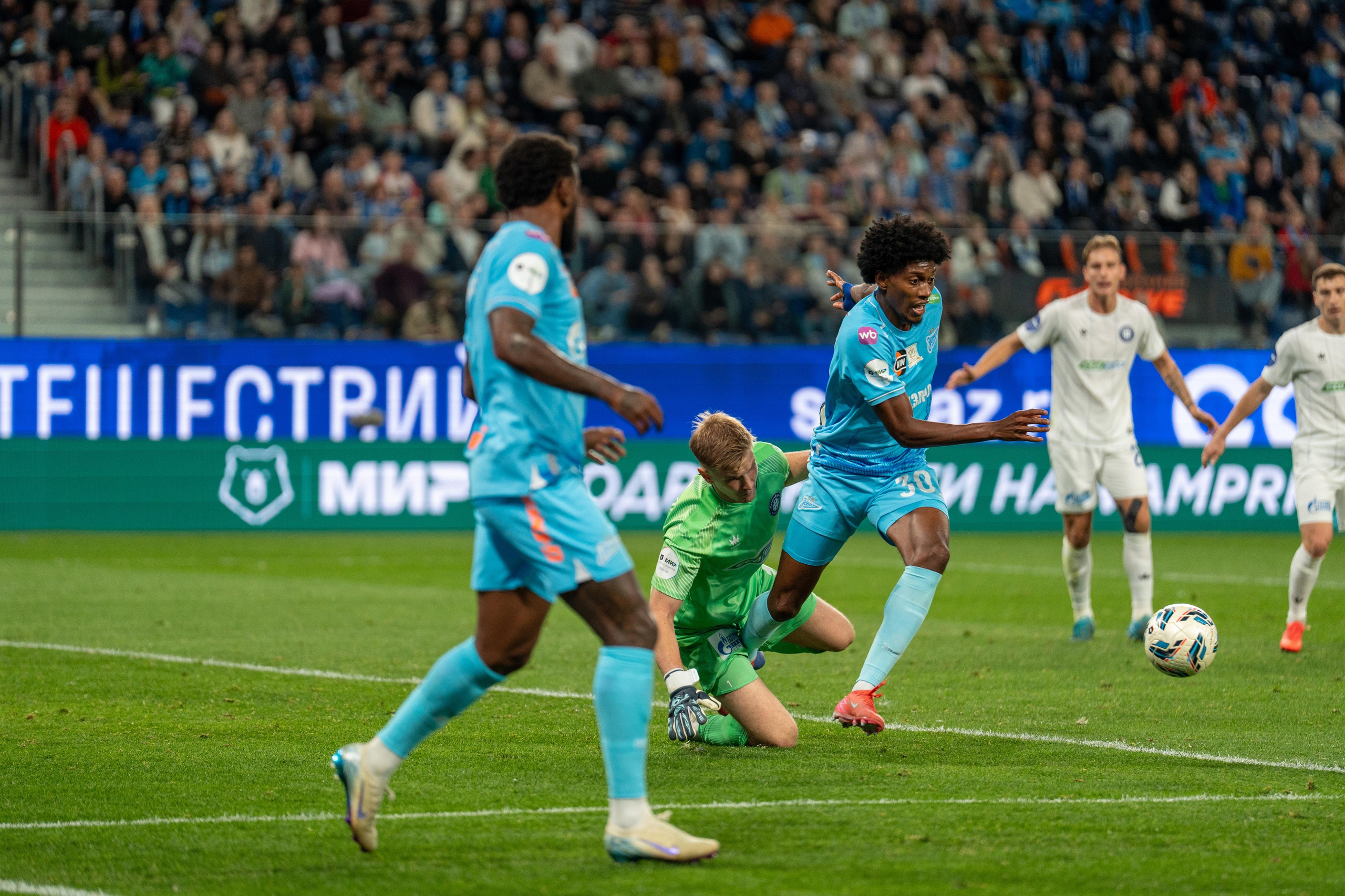 Репортажная спорт-съемка: футболисты Зенита в атаке против Оренбурга на Газпром Арене