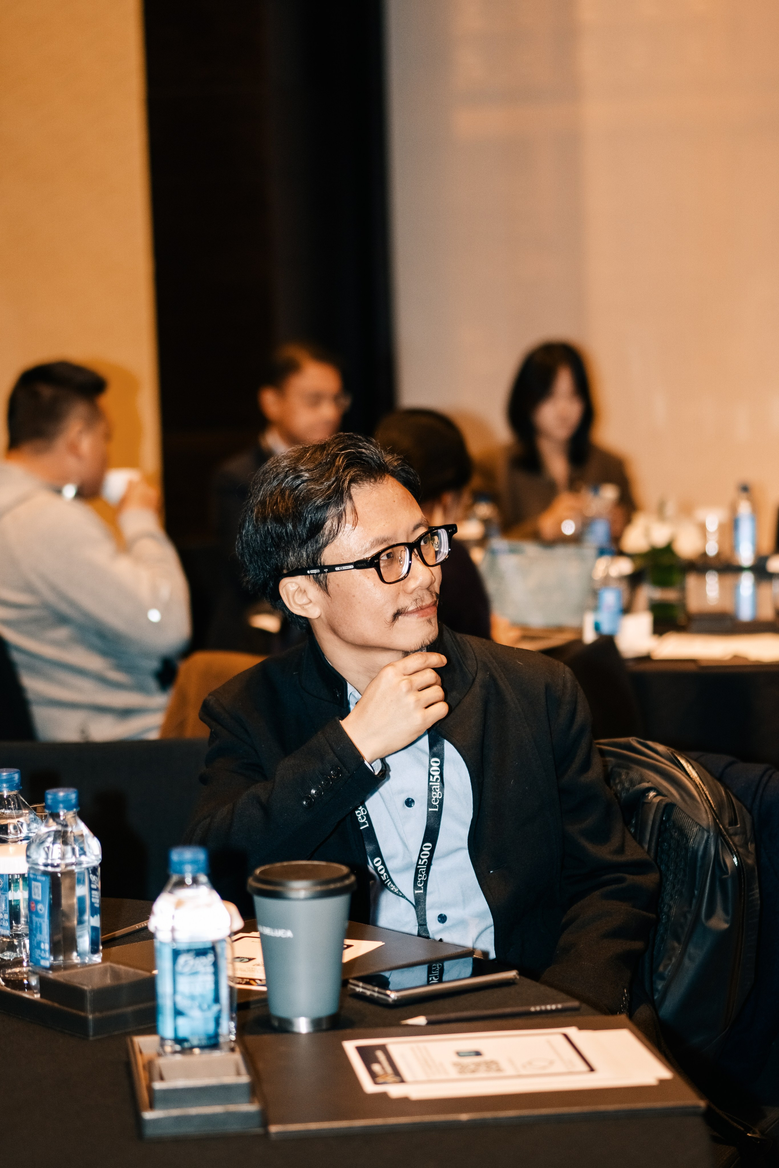 Участники конференции слушают выступление в зале, Legal 500 China Summit, репортаж в Китае.