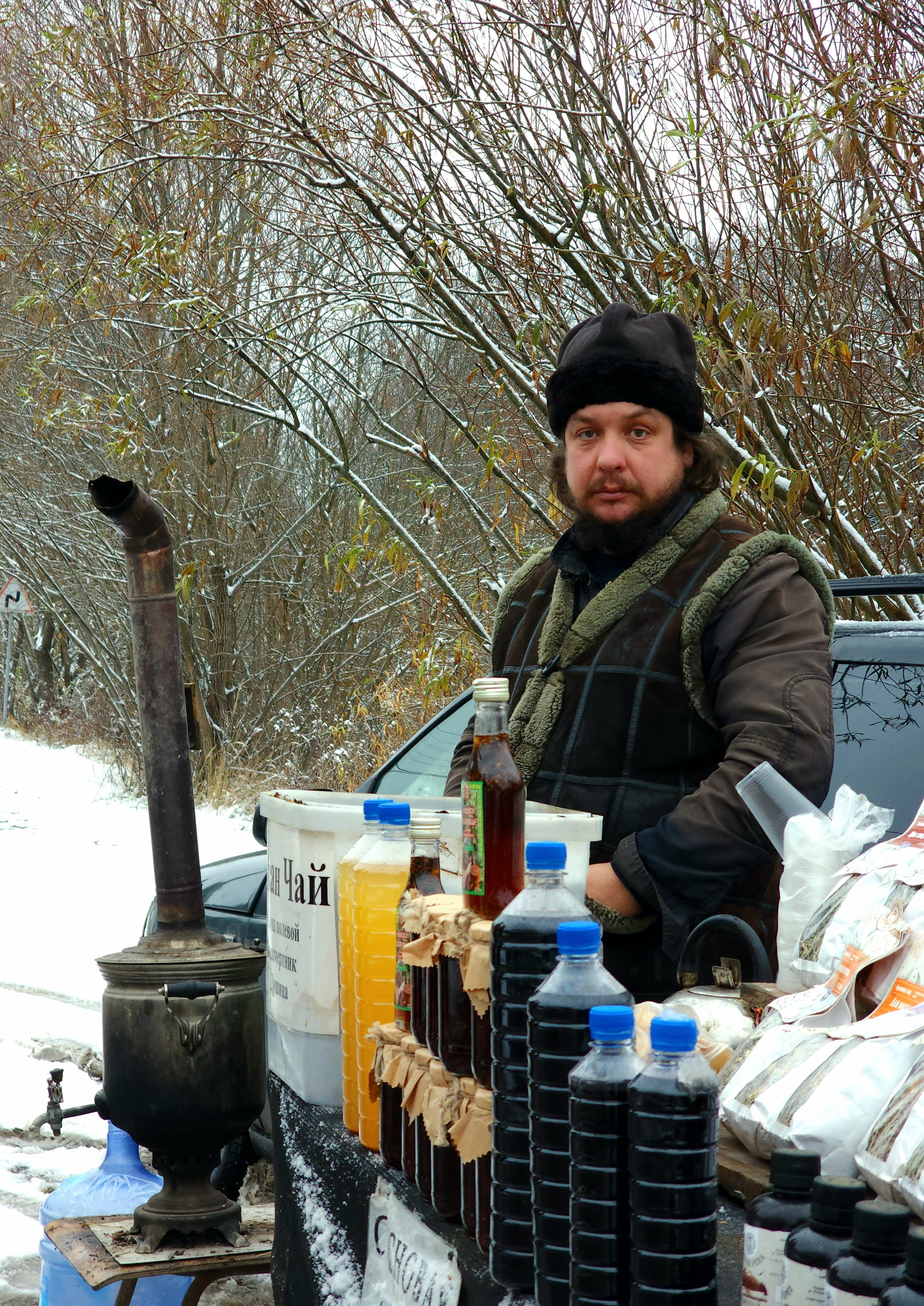 Продавец иван-чая с самоваром