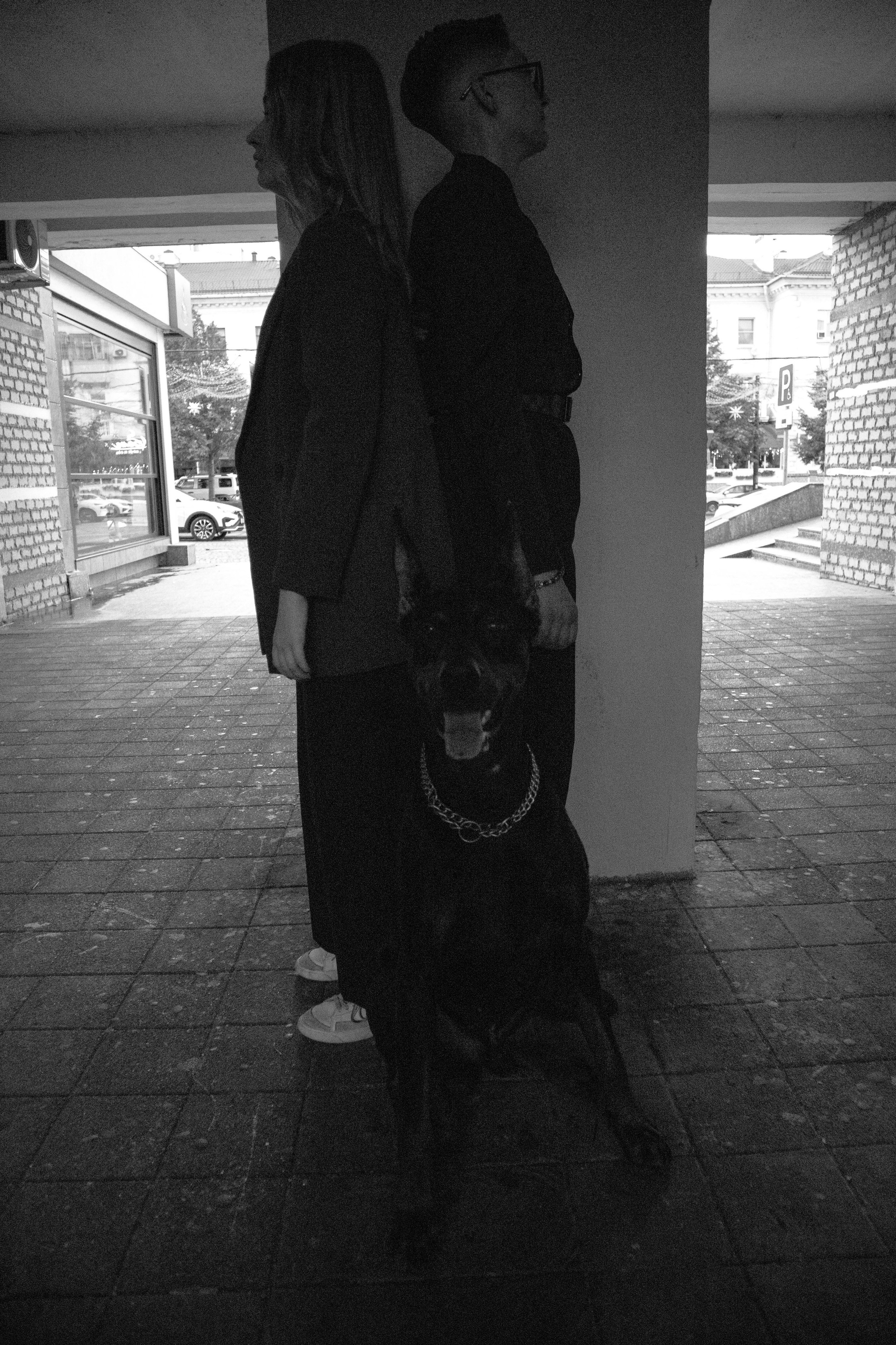 «Жизнь в ритме шага: пара с доберманом». Уличный фотограф Города N