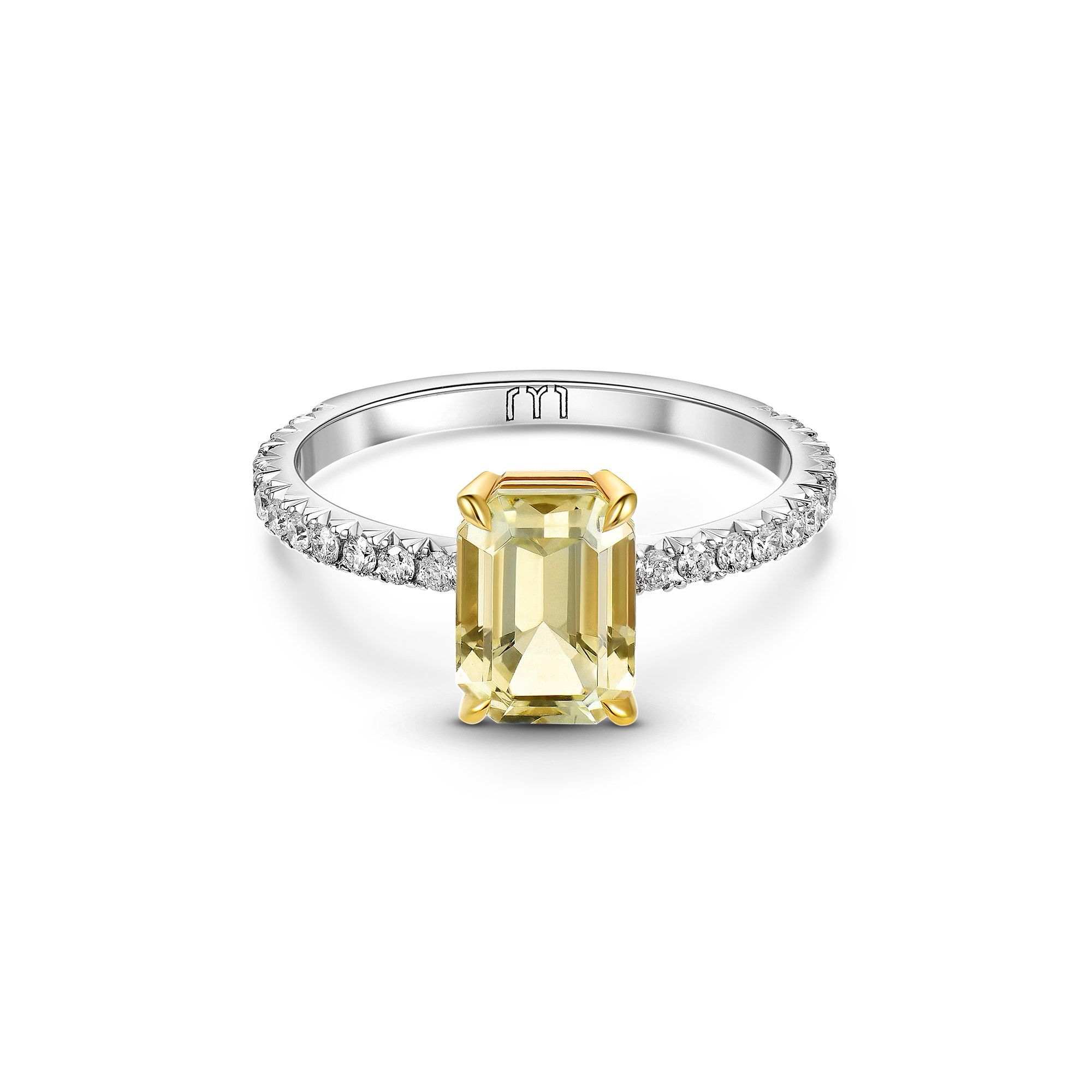 Ювелирное изделие на белом фоне, каталожная съёмка 