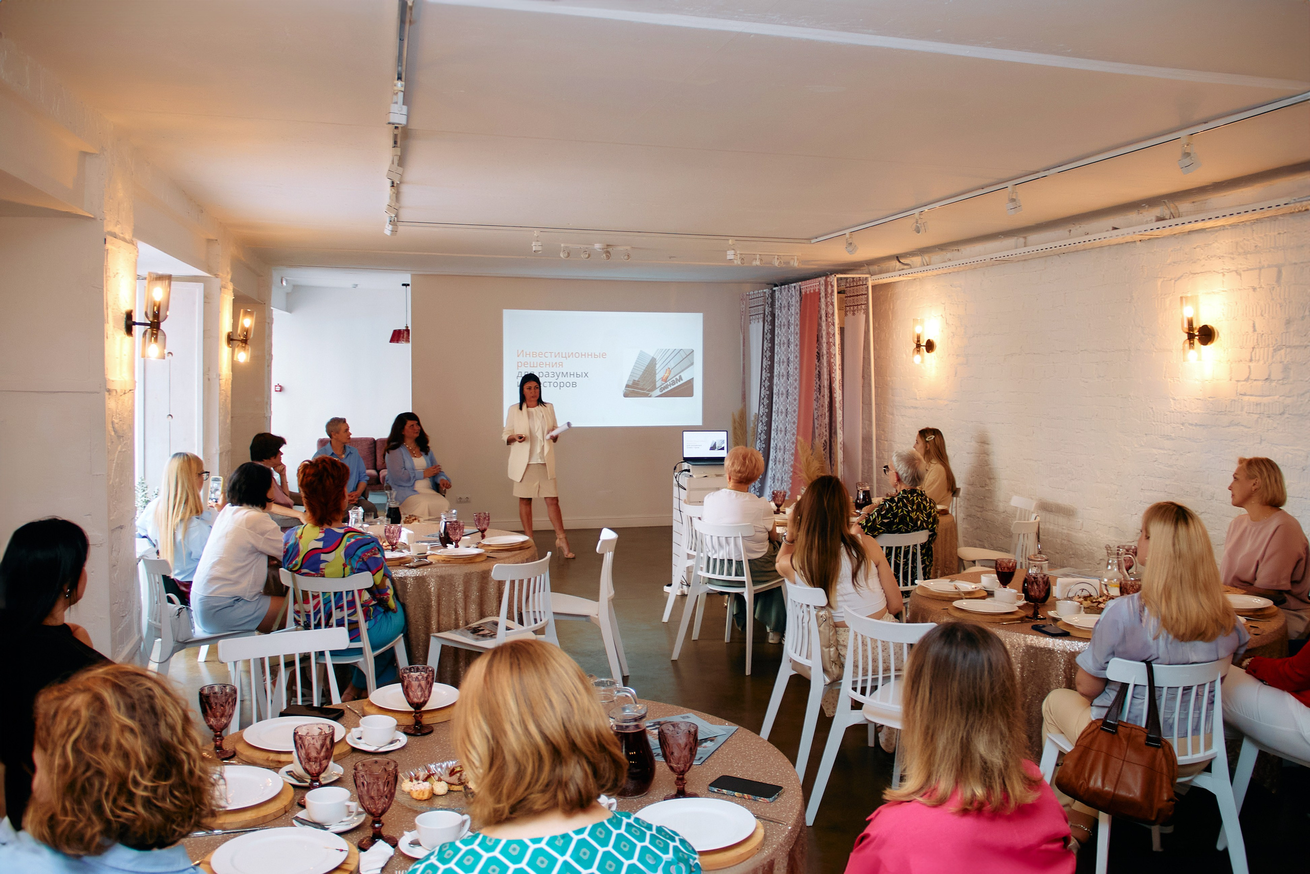 Деловой разговор «Перспективы инвестиций в 2024 году». Фотограф в Смоленске Ася Польшина