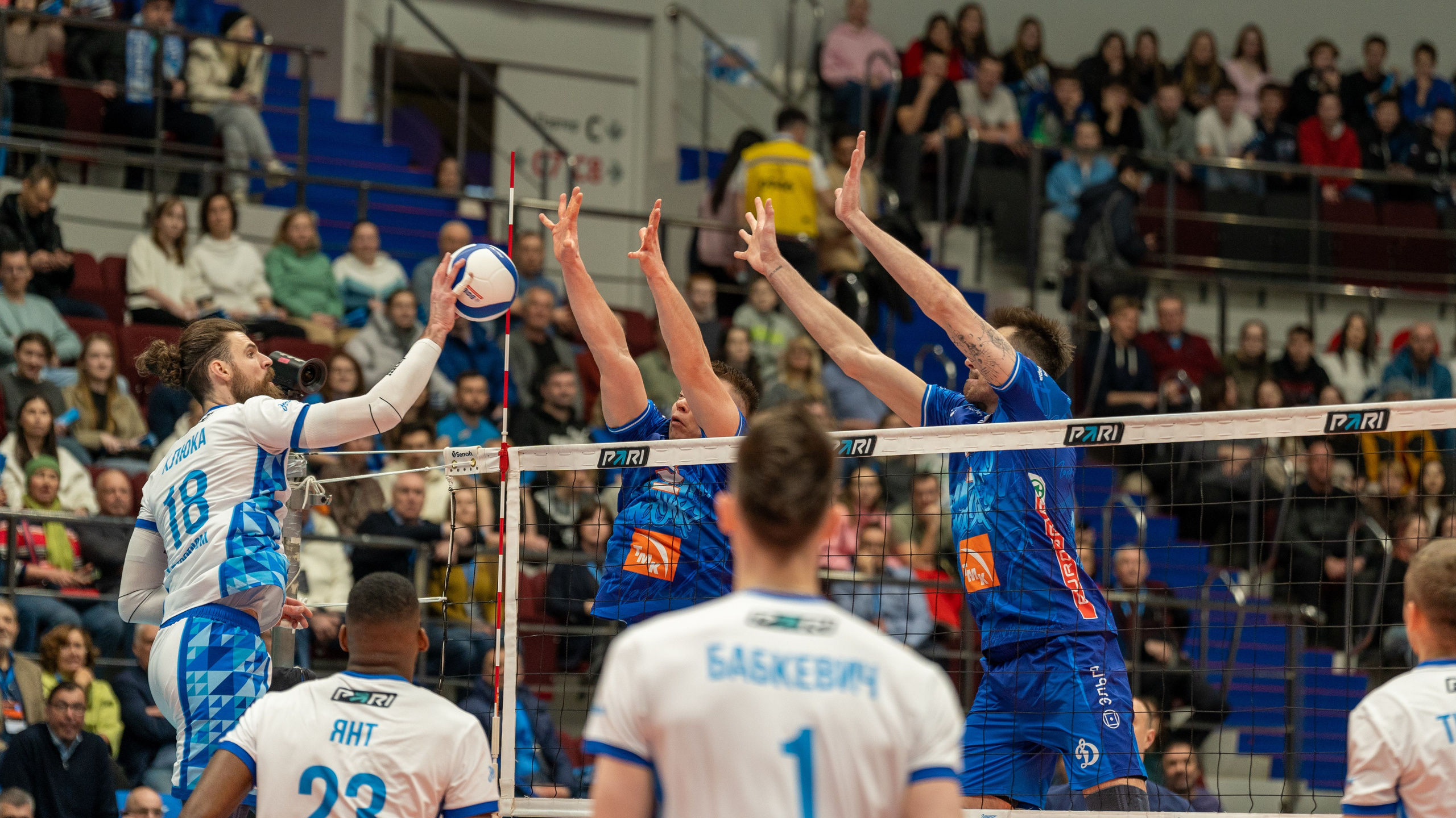 Тонкая скидка игрока «Зенита» через двойной блок «Динамо» — репортажная спортивная фотосъёмка в Санкт-Петербурге, динамика и эмоции.