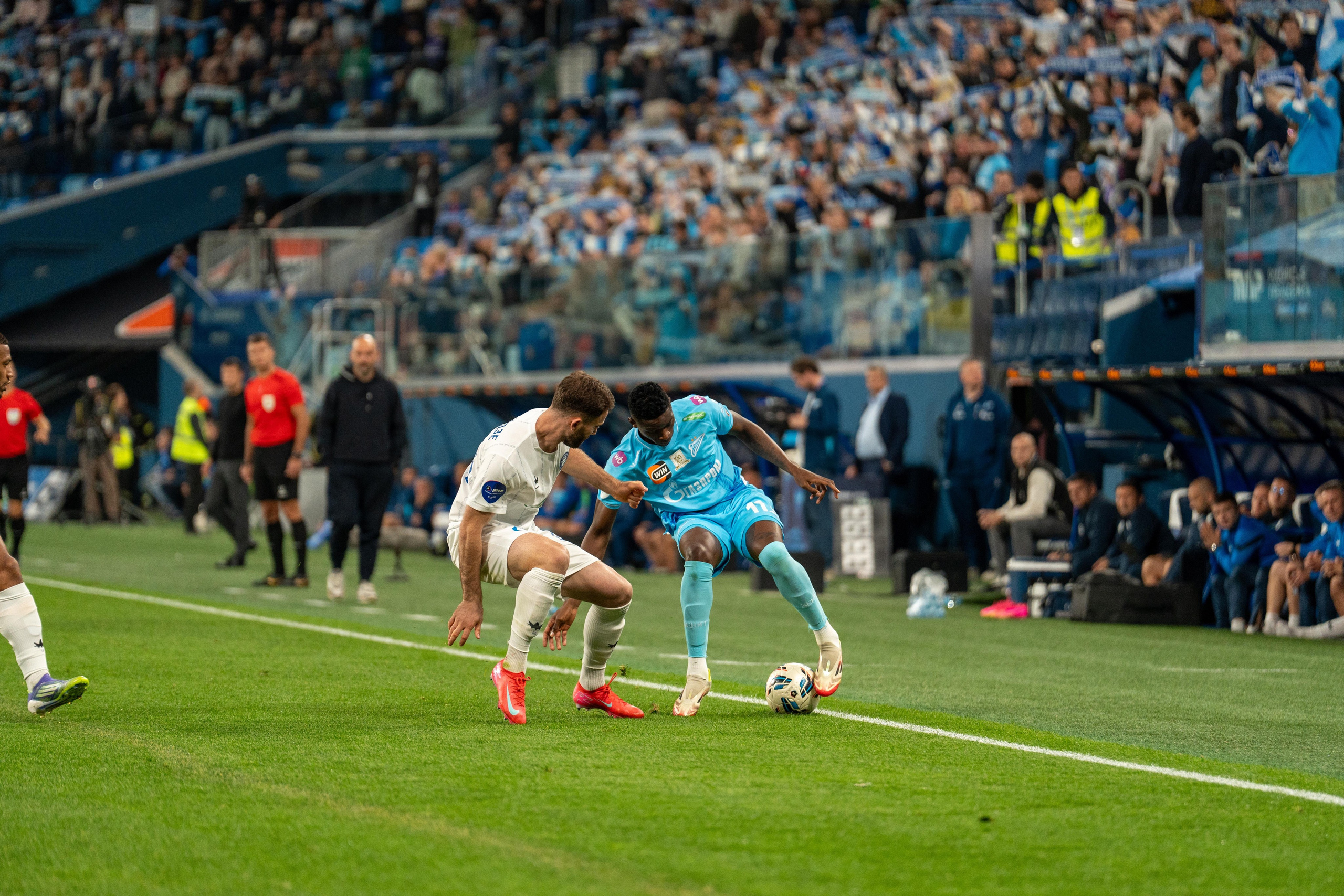 Игрок Зенита обходит защитника Оренбурга на Газпром Арене — репортажный фотограф спорт съемка