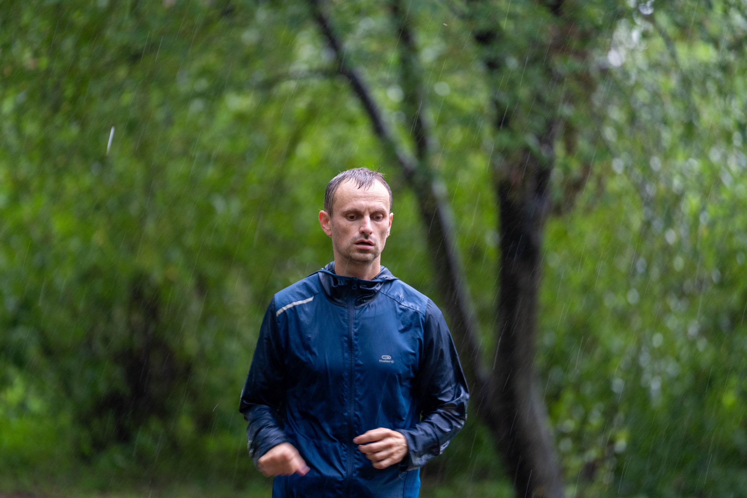 Участник пробежки «5 вёрст» под дождём, спортивный фотограф Санкт-Петербург