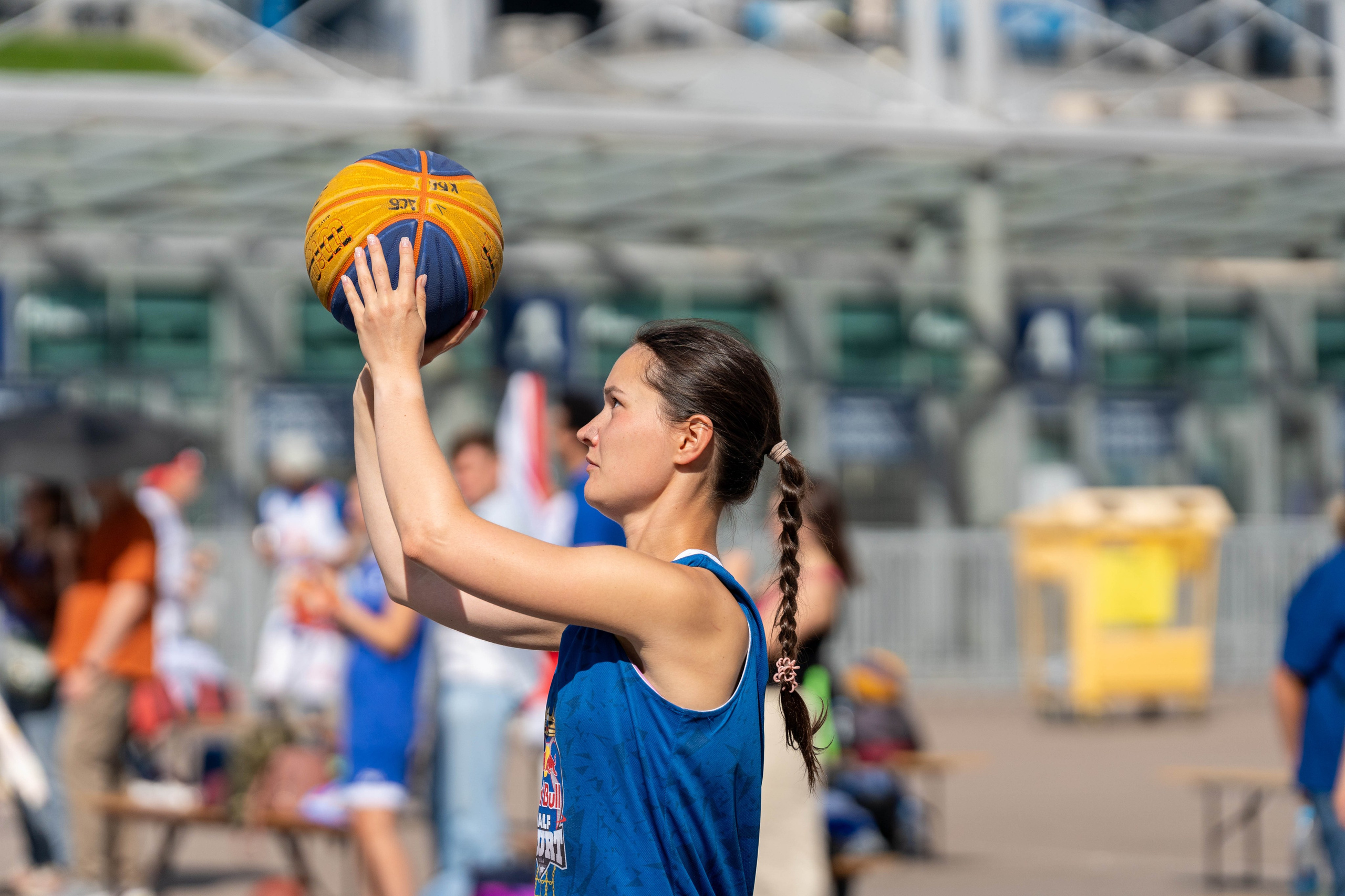 Репортаж от спортивного фотографа Санкт-Петербург: игрок 3×3 выполняет бросок