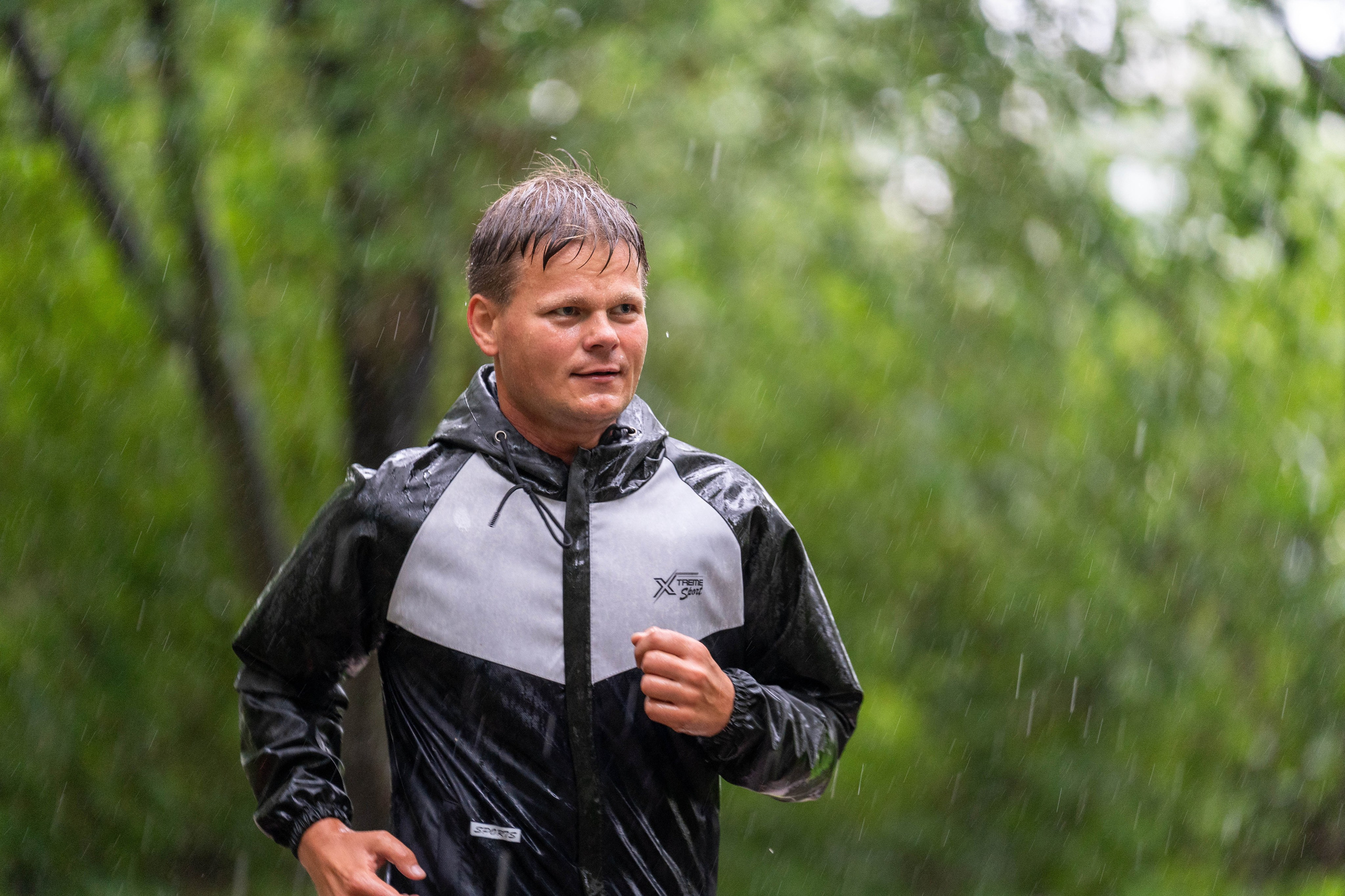 Бегун на пробежке «5 вёрст» на Елагином острове, спортивный фотограф Санкт-Петербург