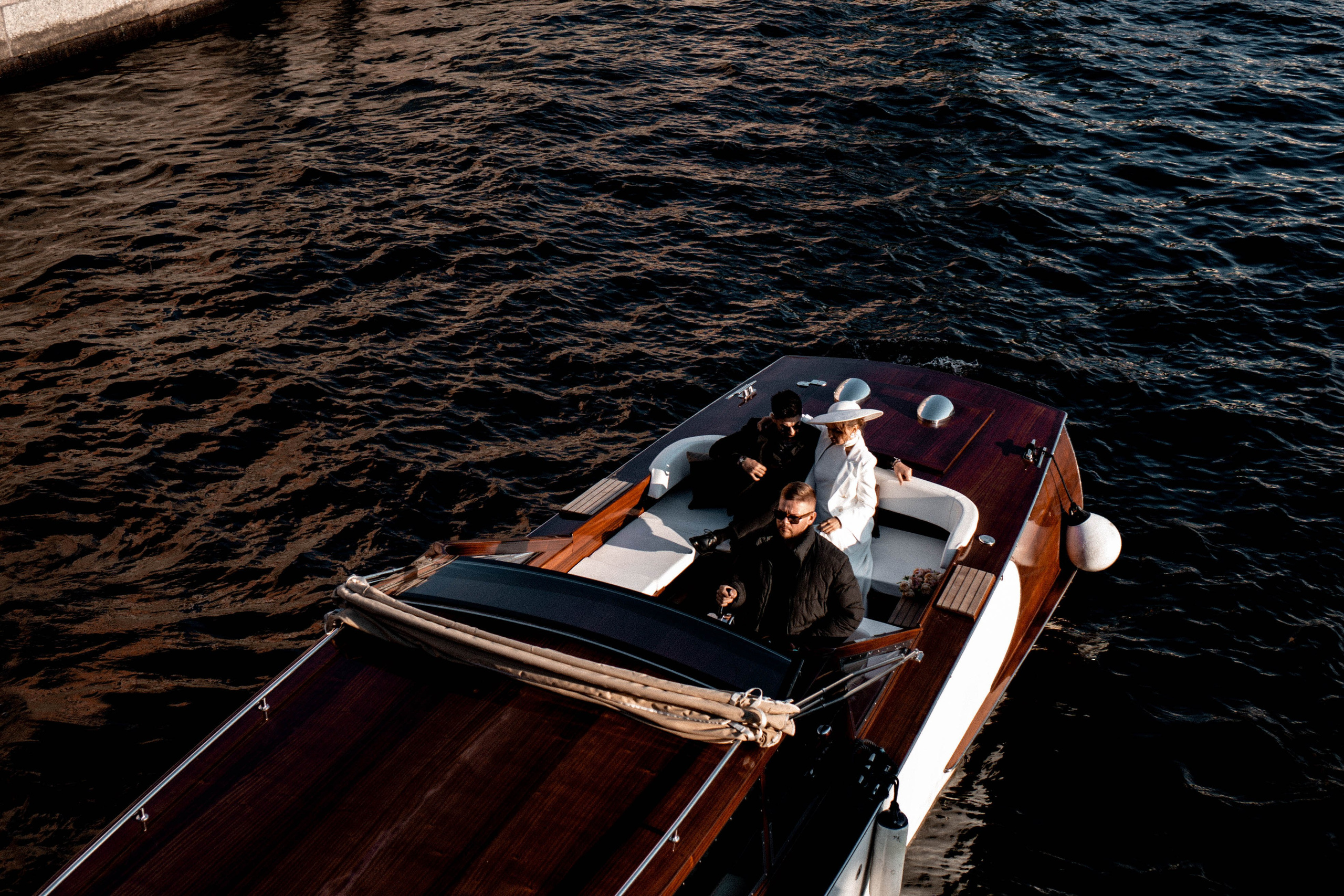 СВАДЕНБНАЯ СЬЕМКА НА КАТЕРЕ ПО КАНАЛАМ САНКТ-ПЕТЕРБУРГА И В АКВАТОРИИ НЕВЫ. Профессиональный фотограф, Санкт-Петербург — Виктория Богомолова