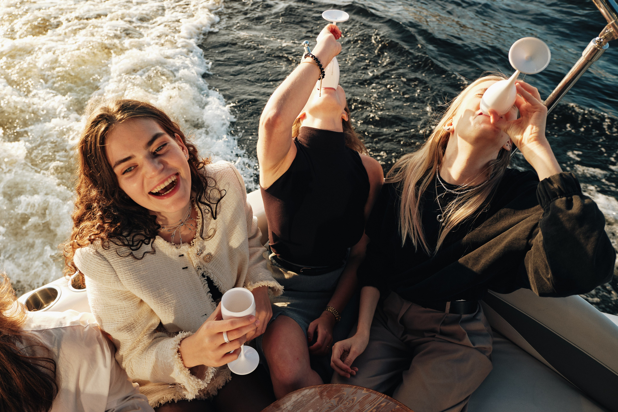 Фотосессия на катере в Санкт-Петербурге. Семейные и свадебные фотосессии в СПб, в студии, на улице, на природе