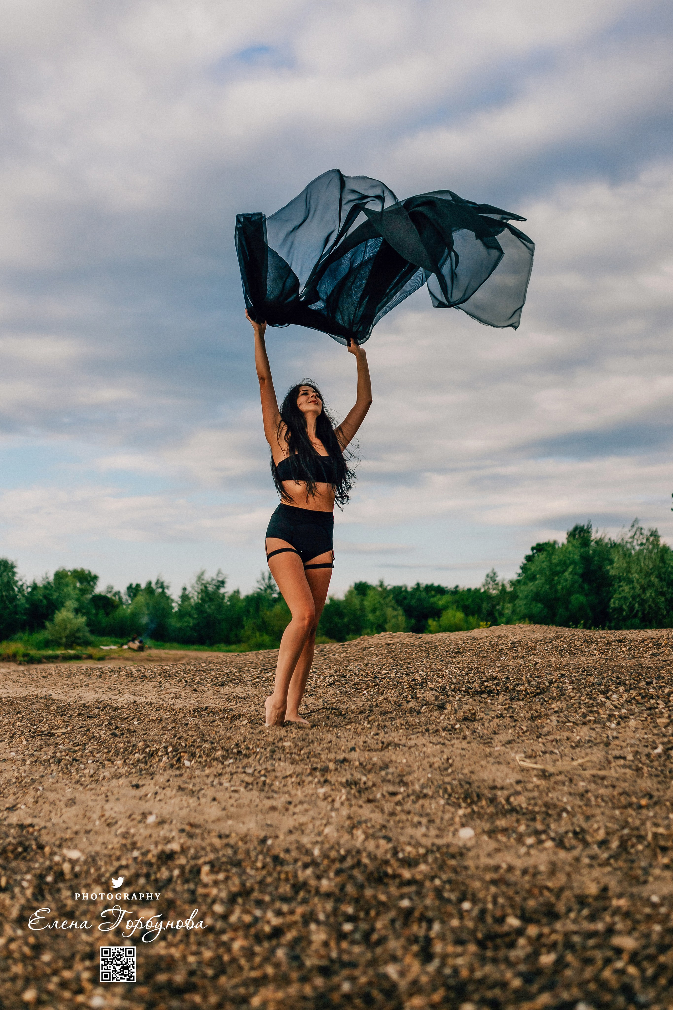 Черная серия с тканью. Набережная. Александра и Таисия. Июль 2025 г. Фотограф Пермь. Свадьбы. Семья и дети, школа, д. сад. Фотокниги