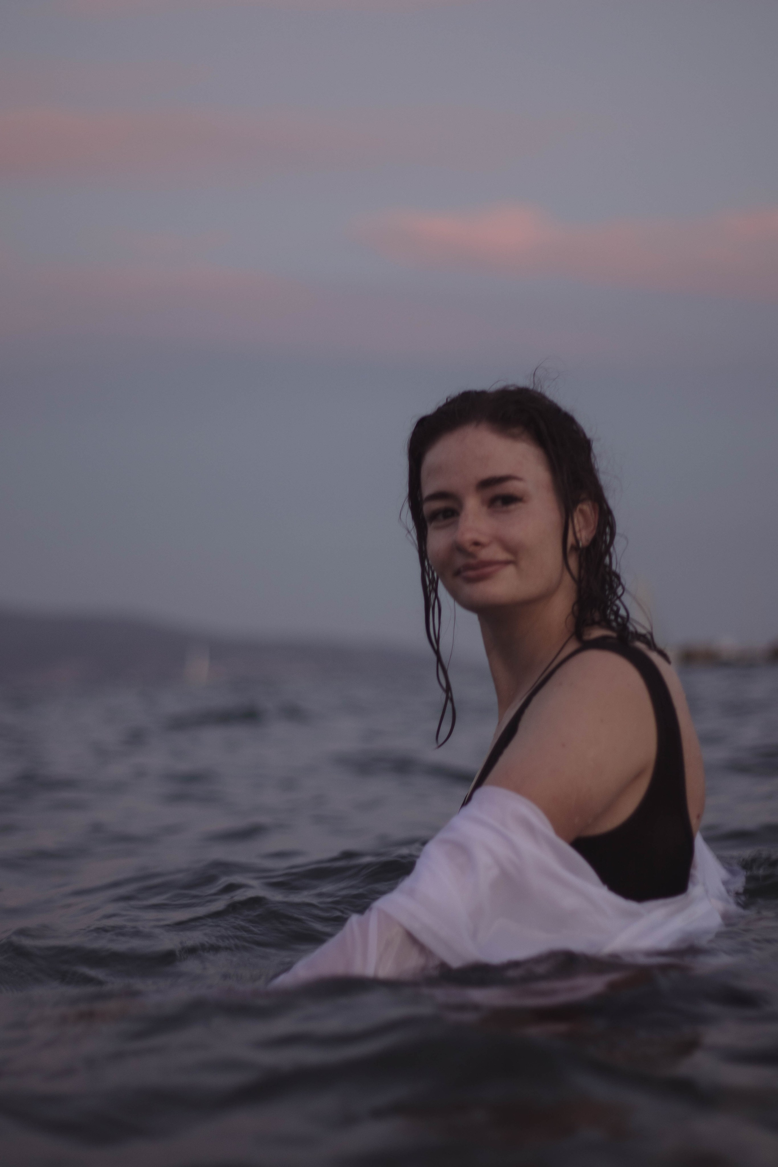 «Невесомость волн: девушка и море». Уличный фотограф Города N